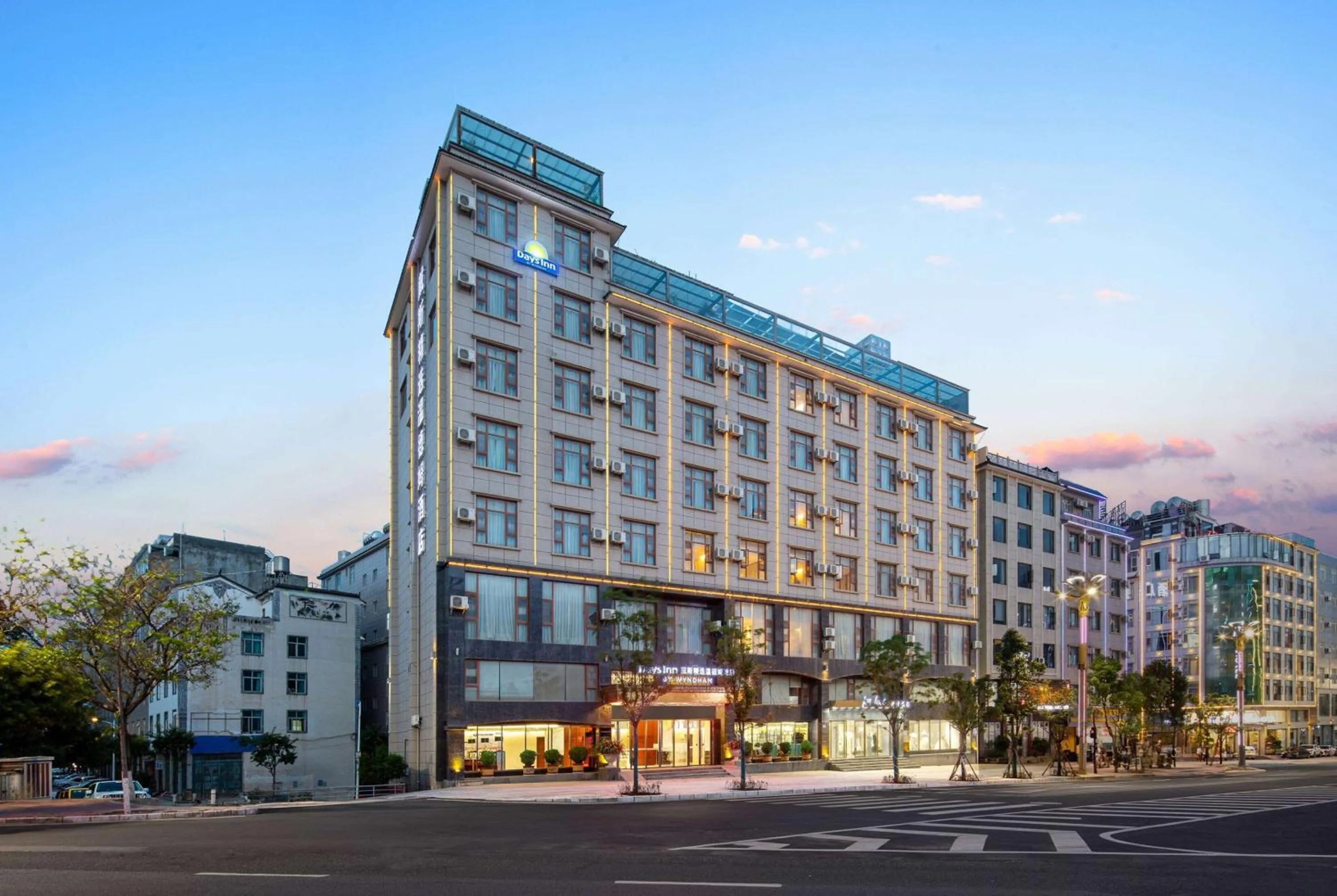 Property building in Days Inn by Wyndham Dali Erhai Park