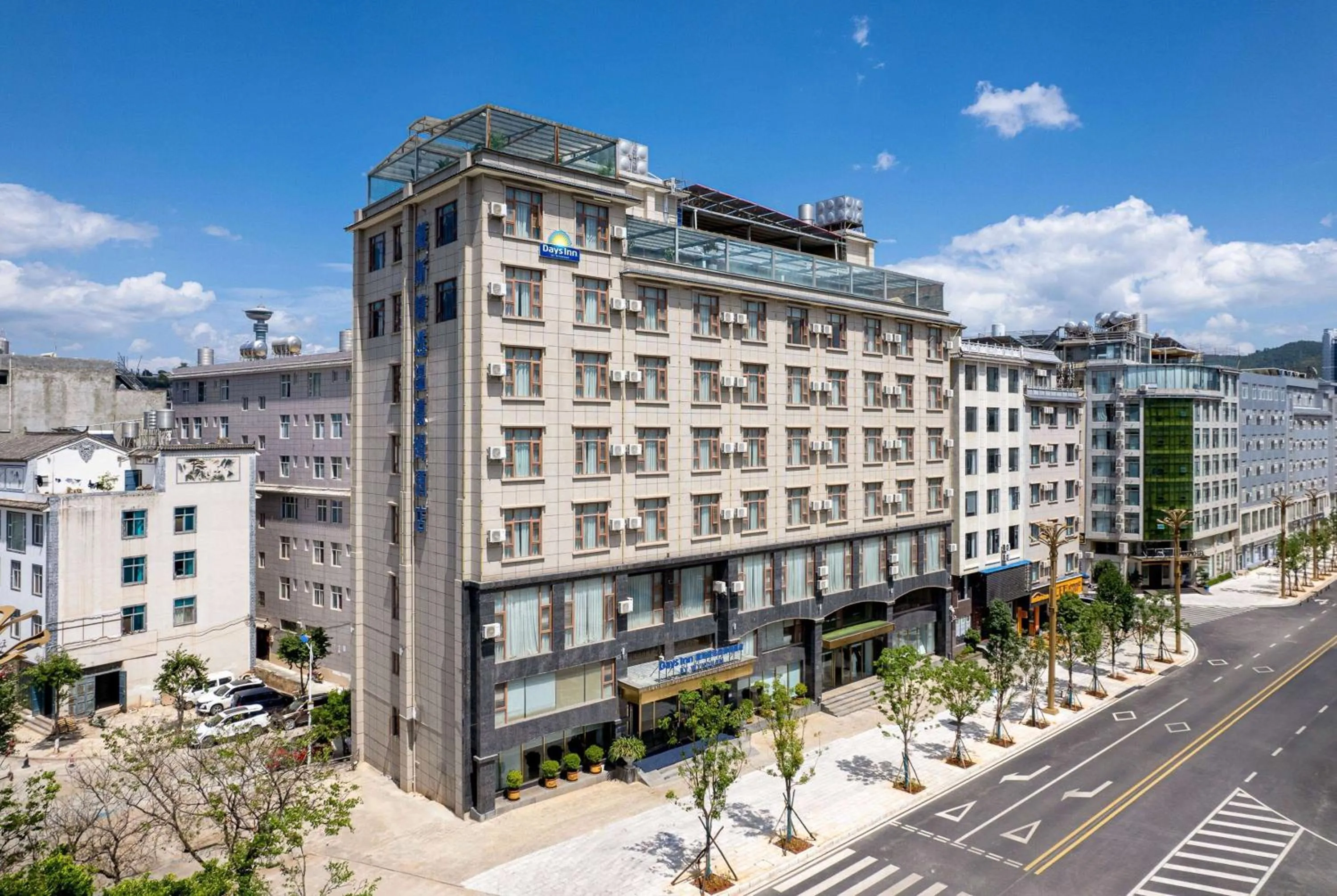 Property building in Days Inn by Wyndham Dali Erhai Park