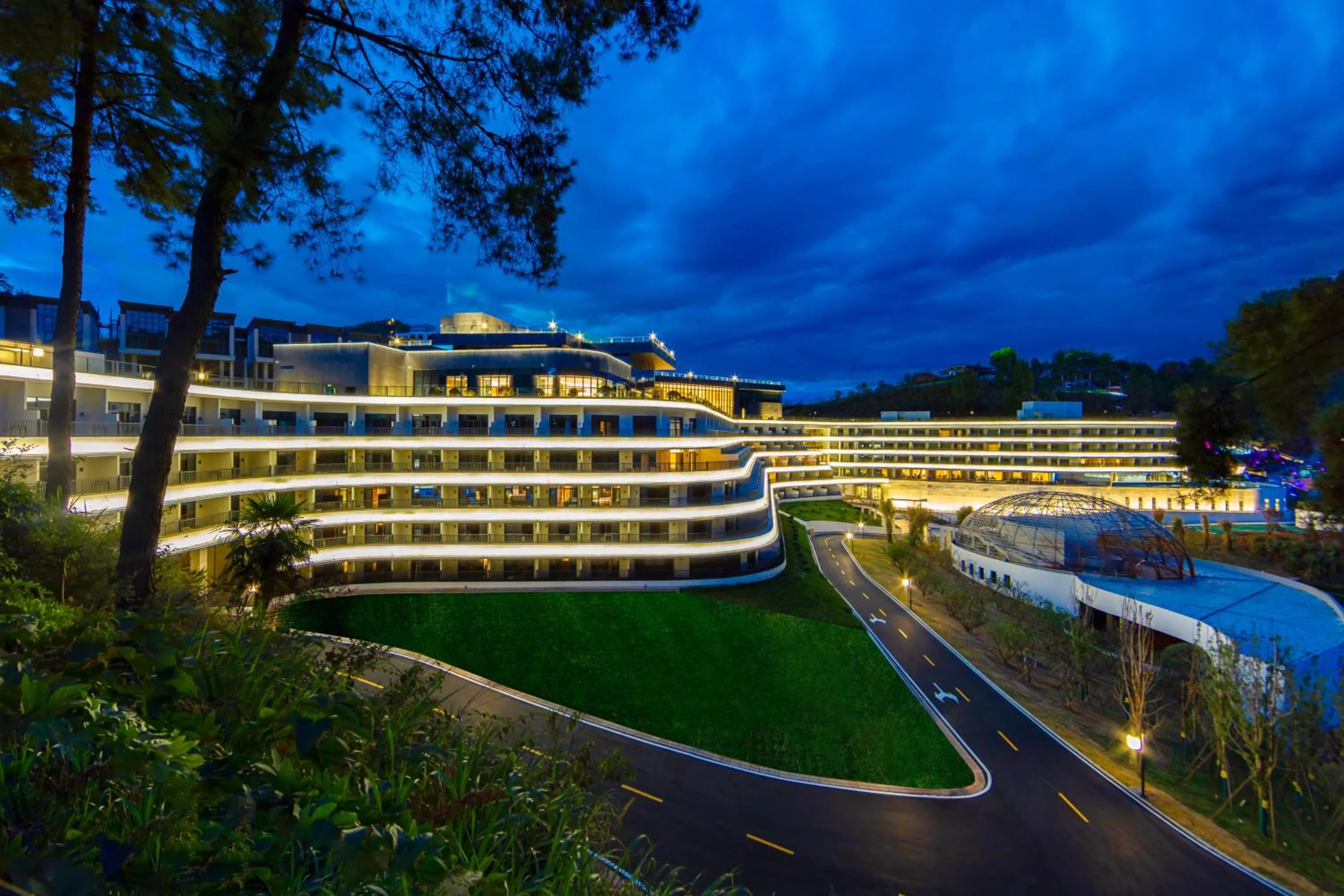 Property building in Wyndham Grand Plaza Royale Hot Springs Fenghuang