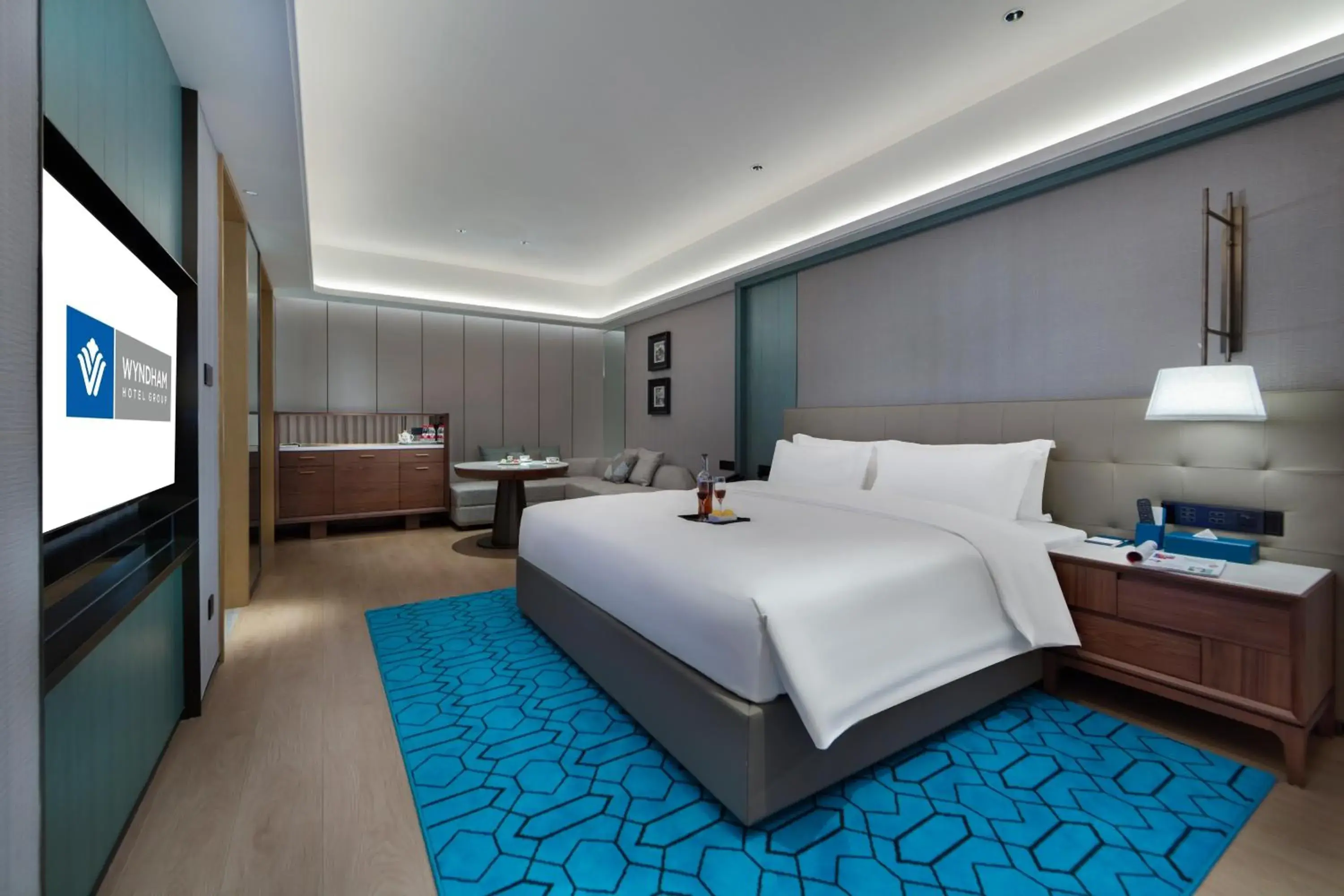 Reserve King Room (South building) in Wyndham Grand Plaza Royale Hot Springs Fenghuang Reserve King Room (South building) in Wyndham Grand Plaza Royale Hot Springs Fenghuang