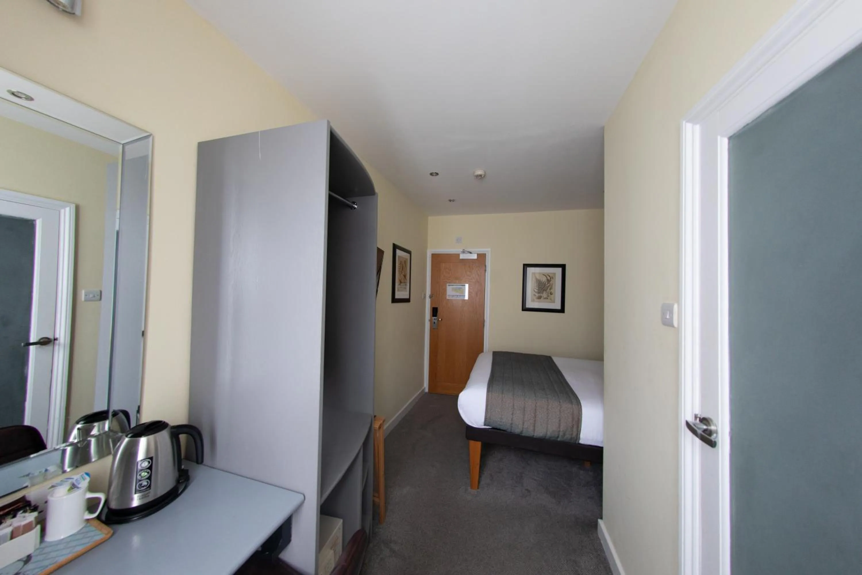 wardrobe, Bed in Duke Of Leinster Hotel