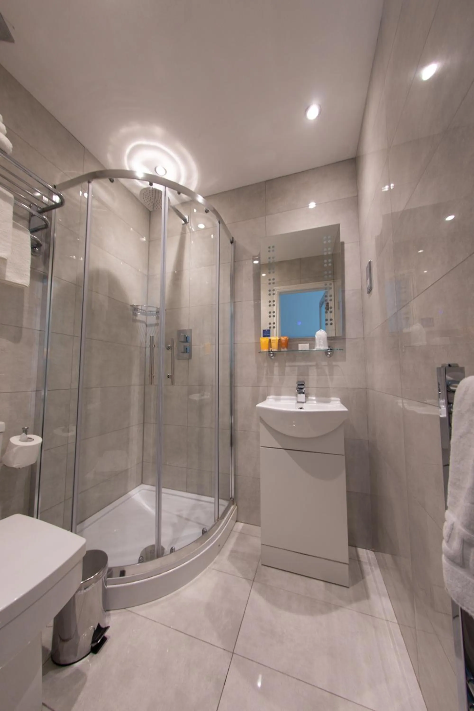 Shower in Duke Of Leinster Hotel