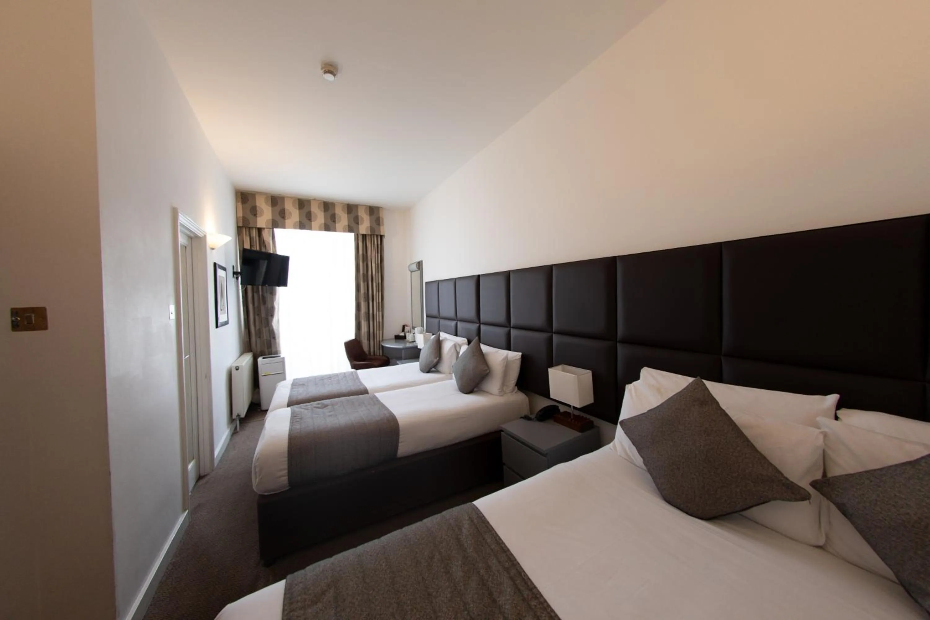 Photo of the whole room, Bed in Duke Of Leinster Hotel