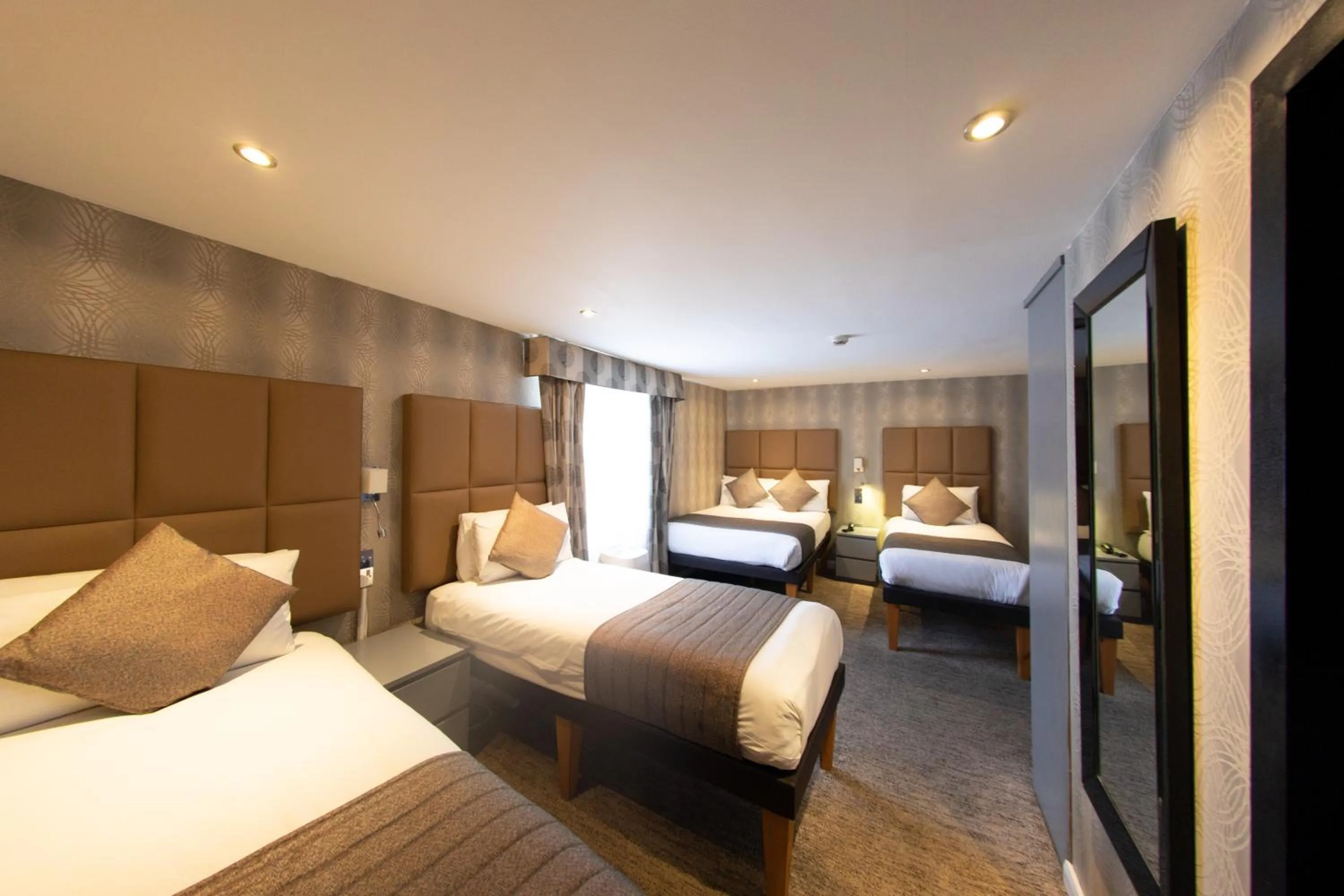 Photo of the whole room, Bed in Duke Of Leinster Hotel