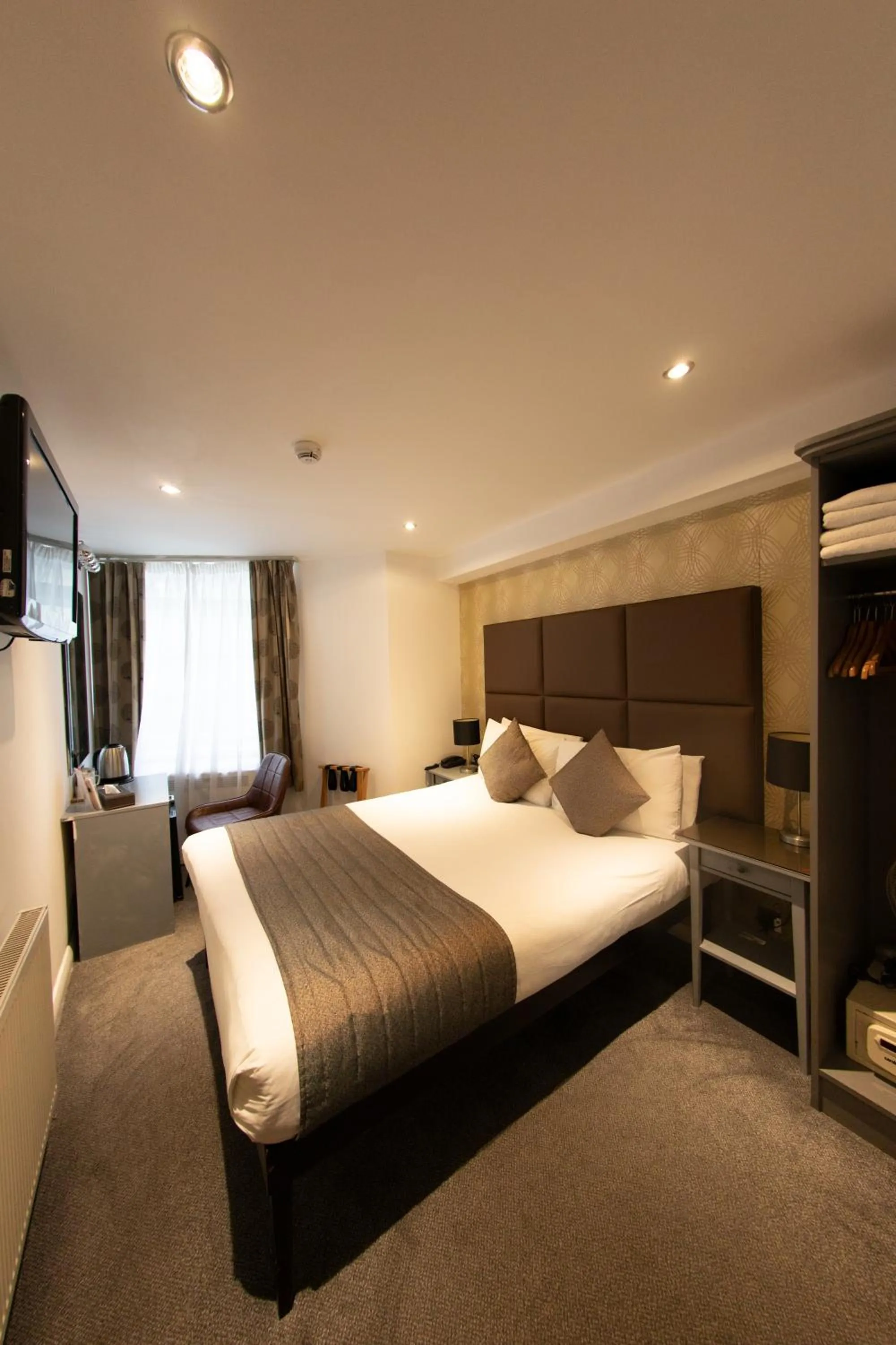 Bedroom, Bed in Duke Of Leinster Hotel