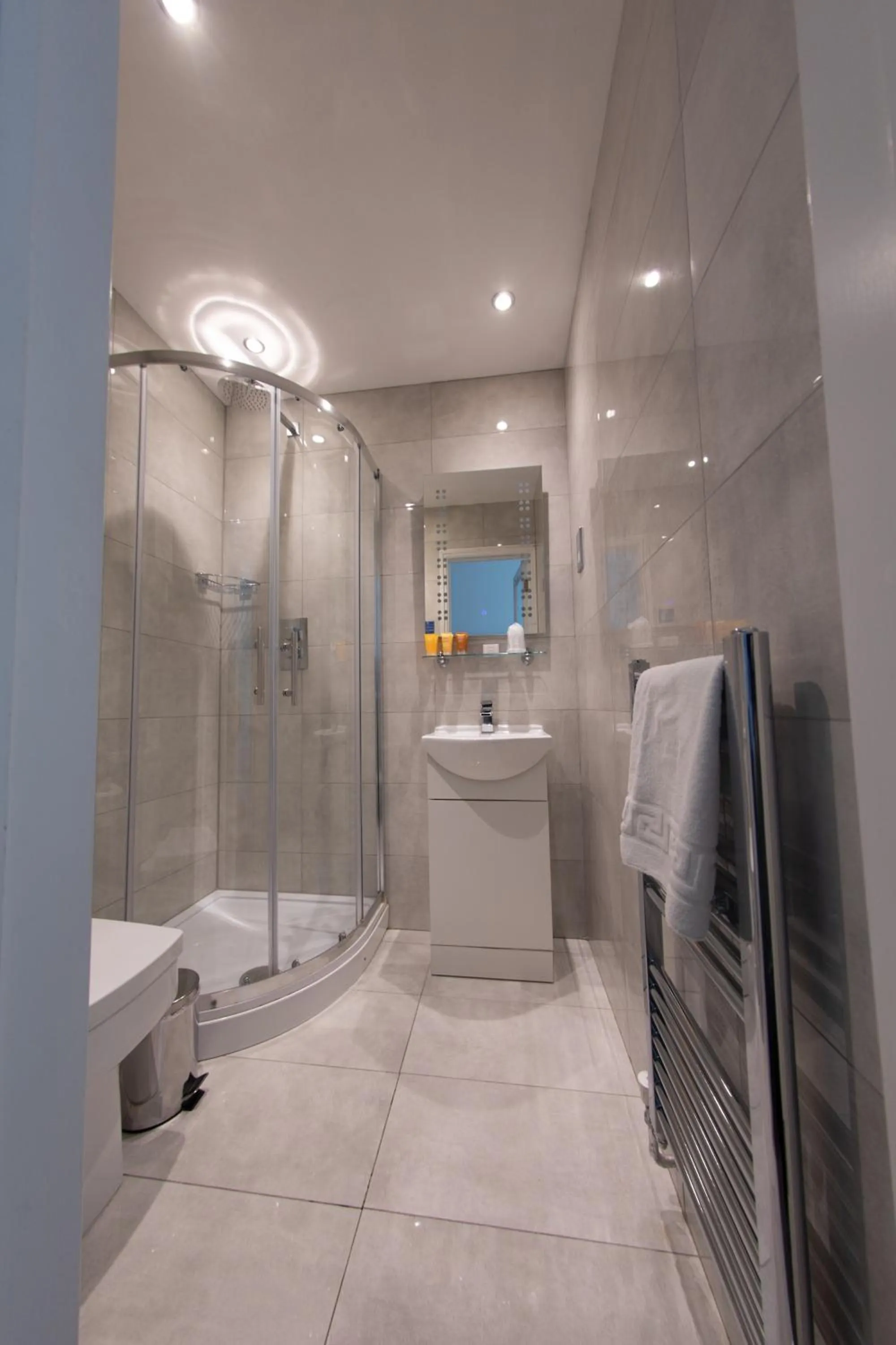 Shower in Duke Of Leinster Hotel