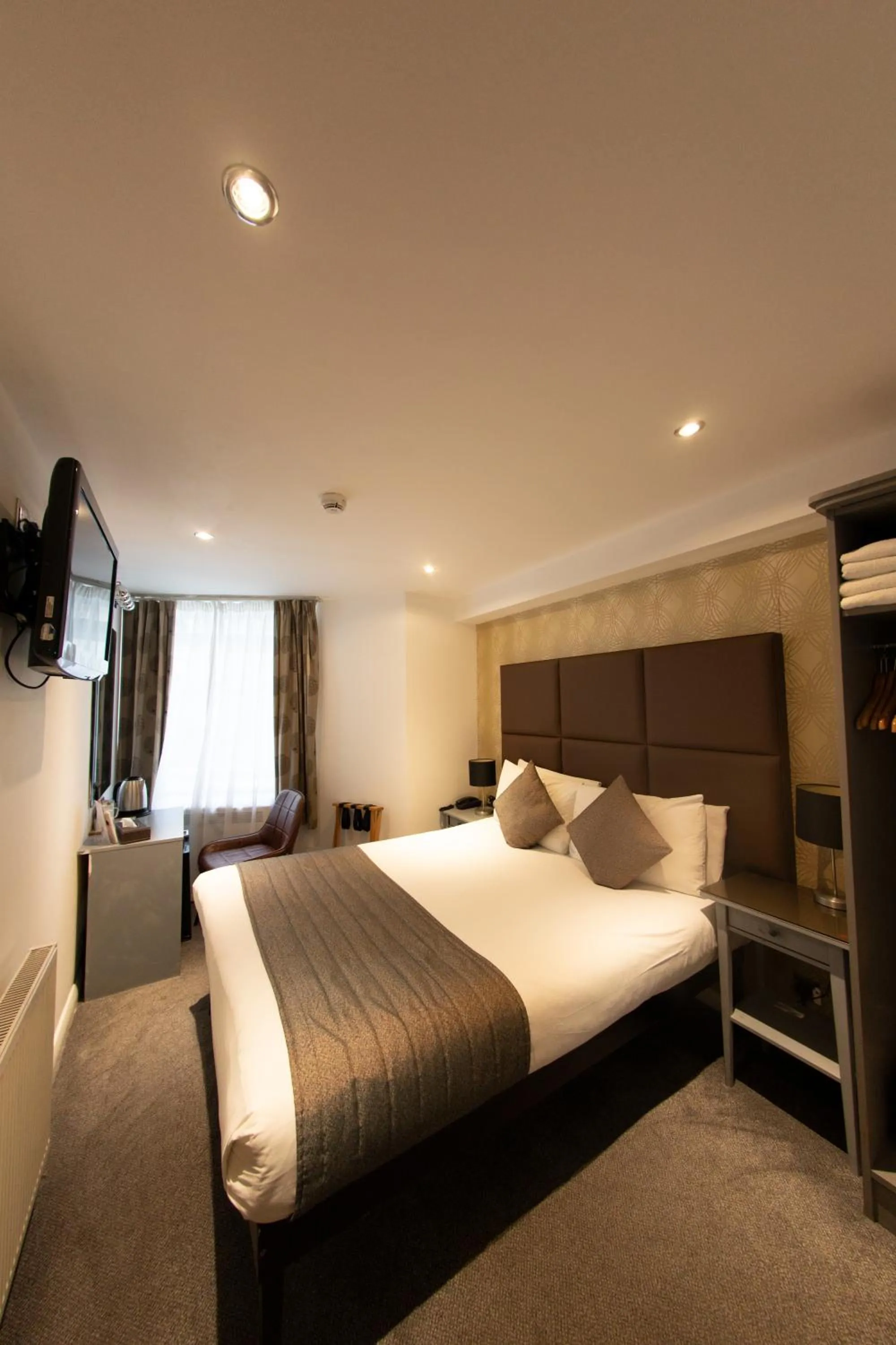 Bedroom, Bed in Duke Of Leinster Hotel