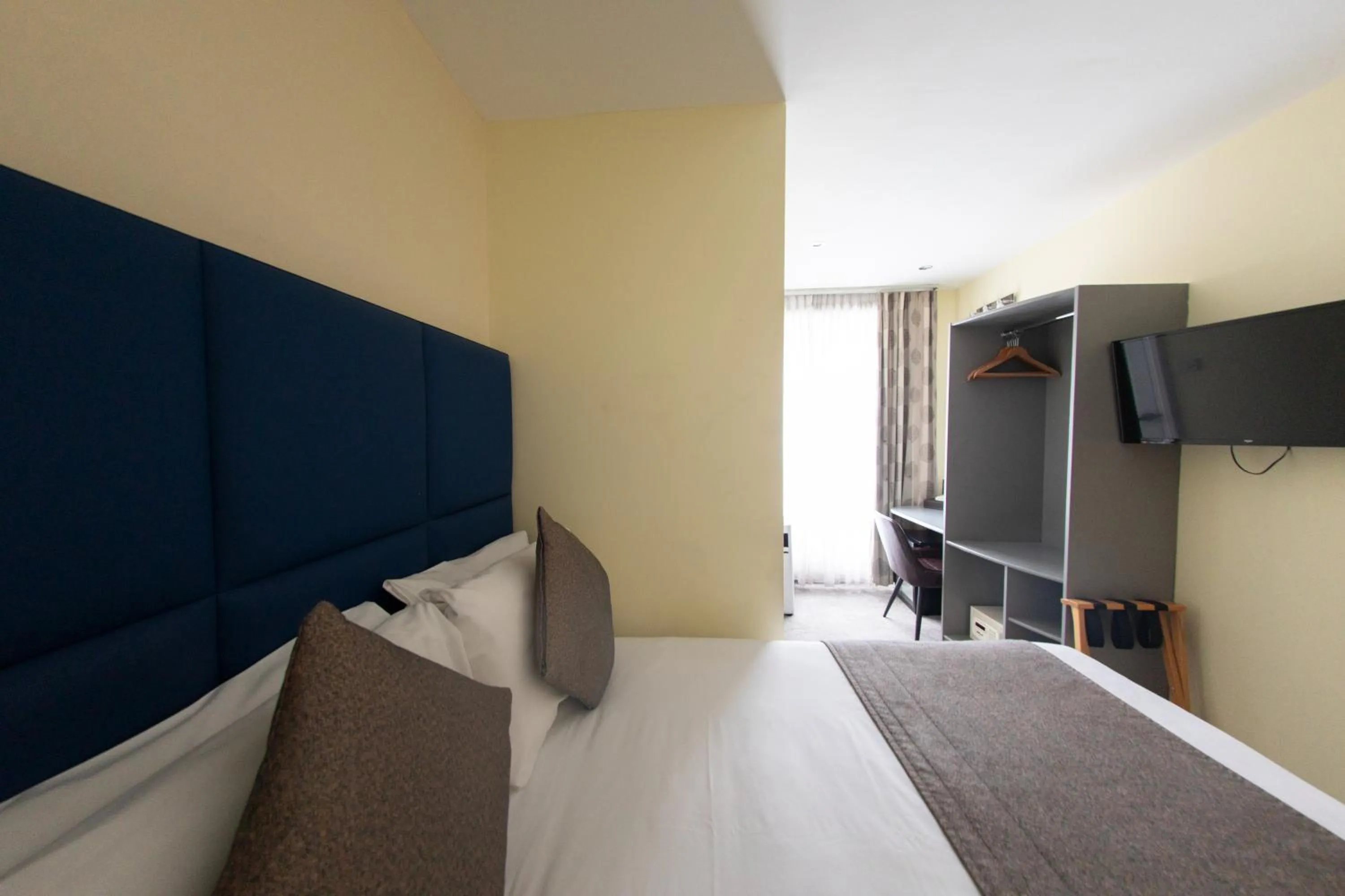 wardrobe, Bed in Duke Of Leinster Hotel