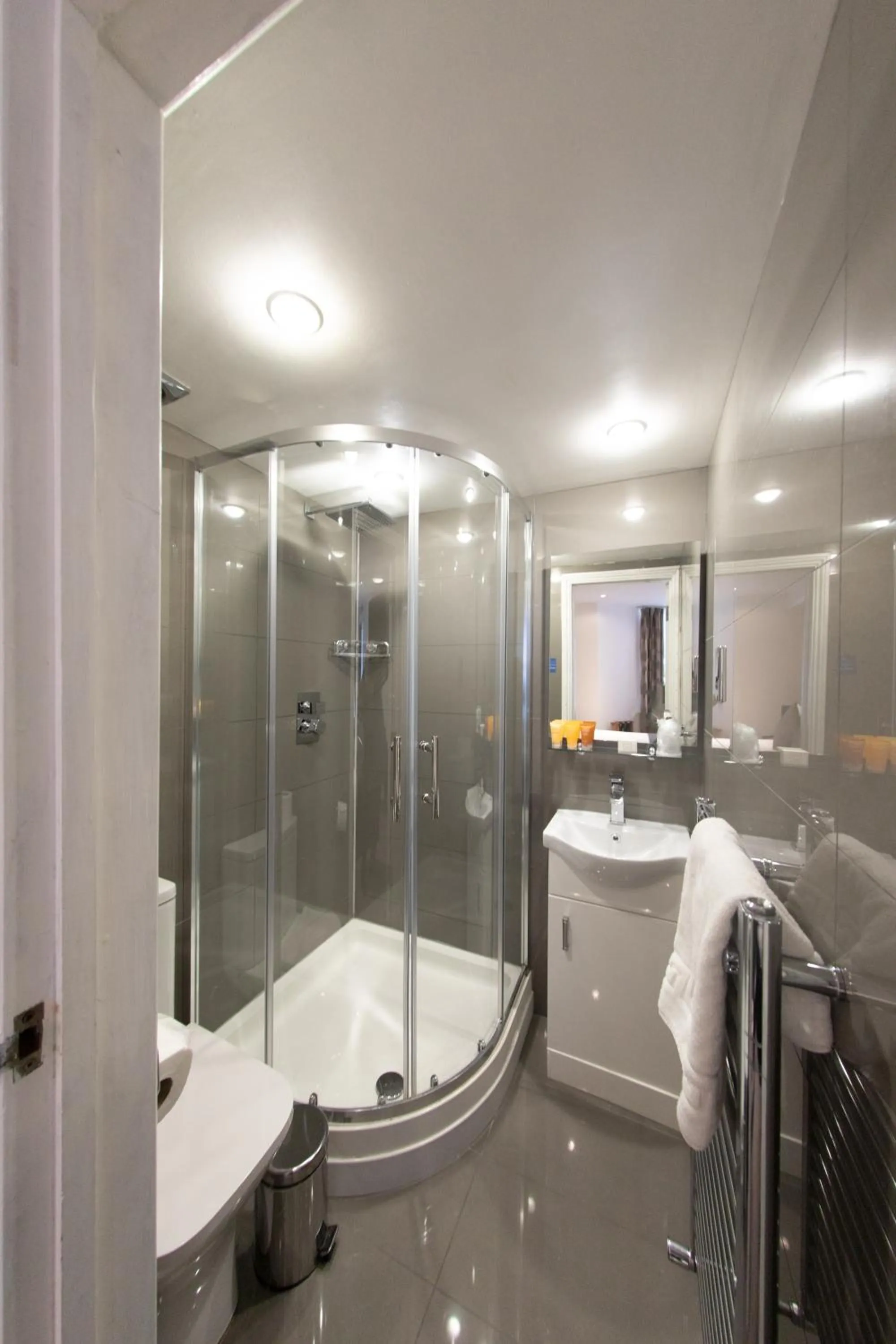 Shower in Duke Of Leinster Hotel