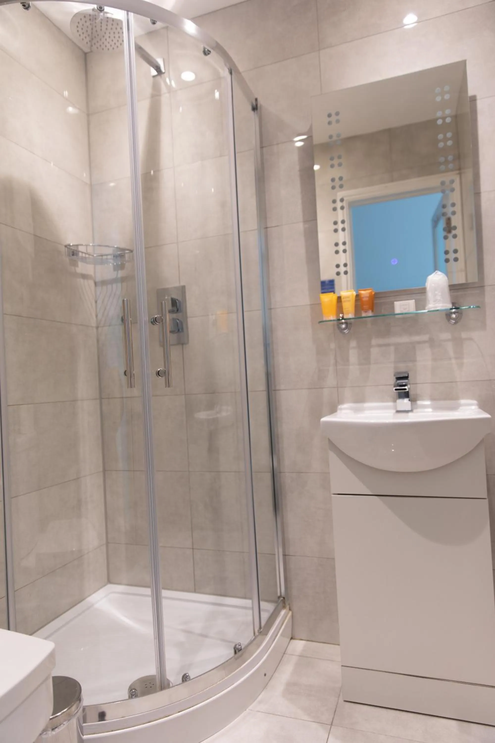 Shower in Duke Of Leinster Hotel