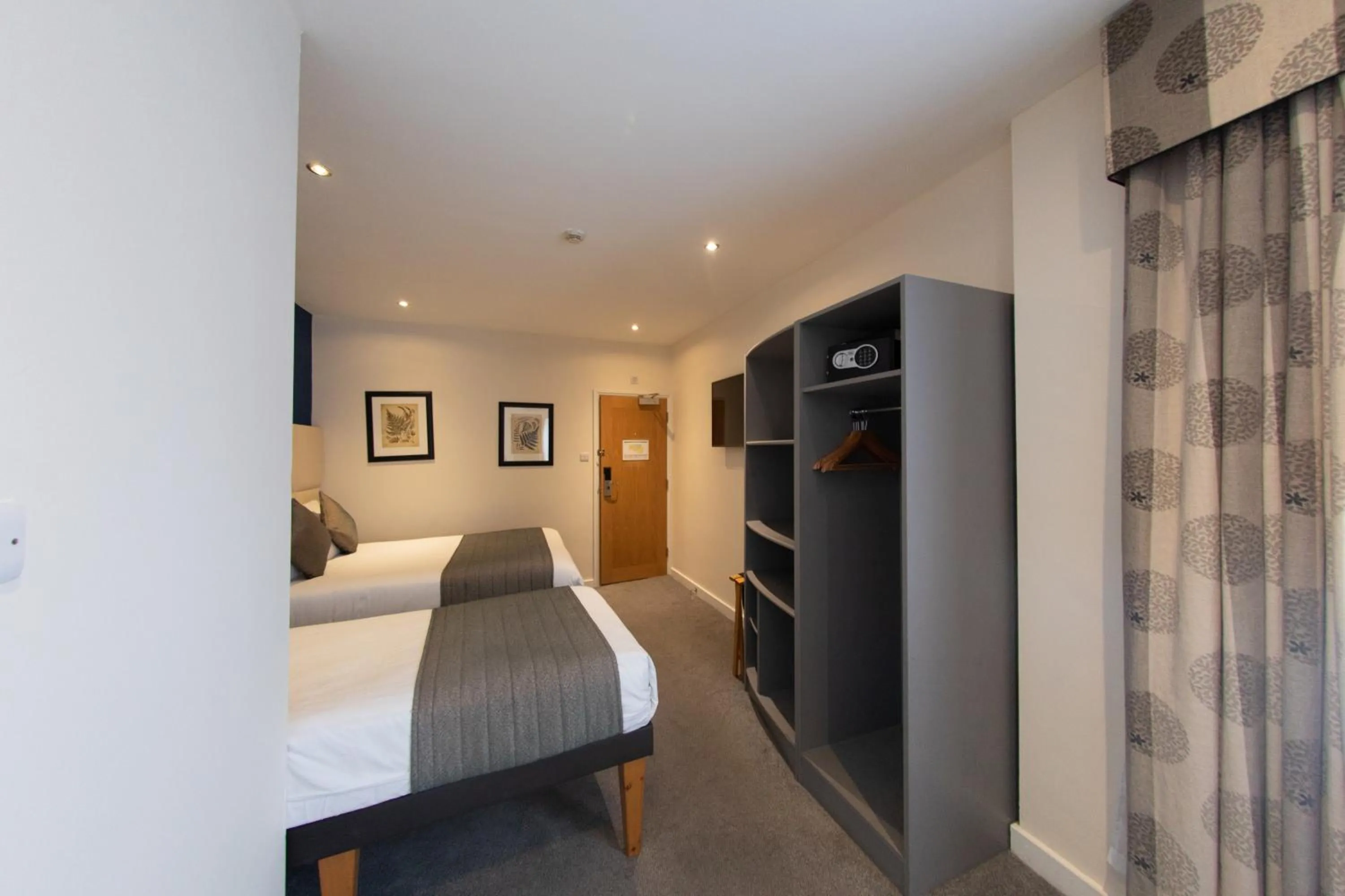 Bed in Duke Of Leinster Hotel