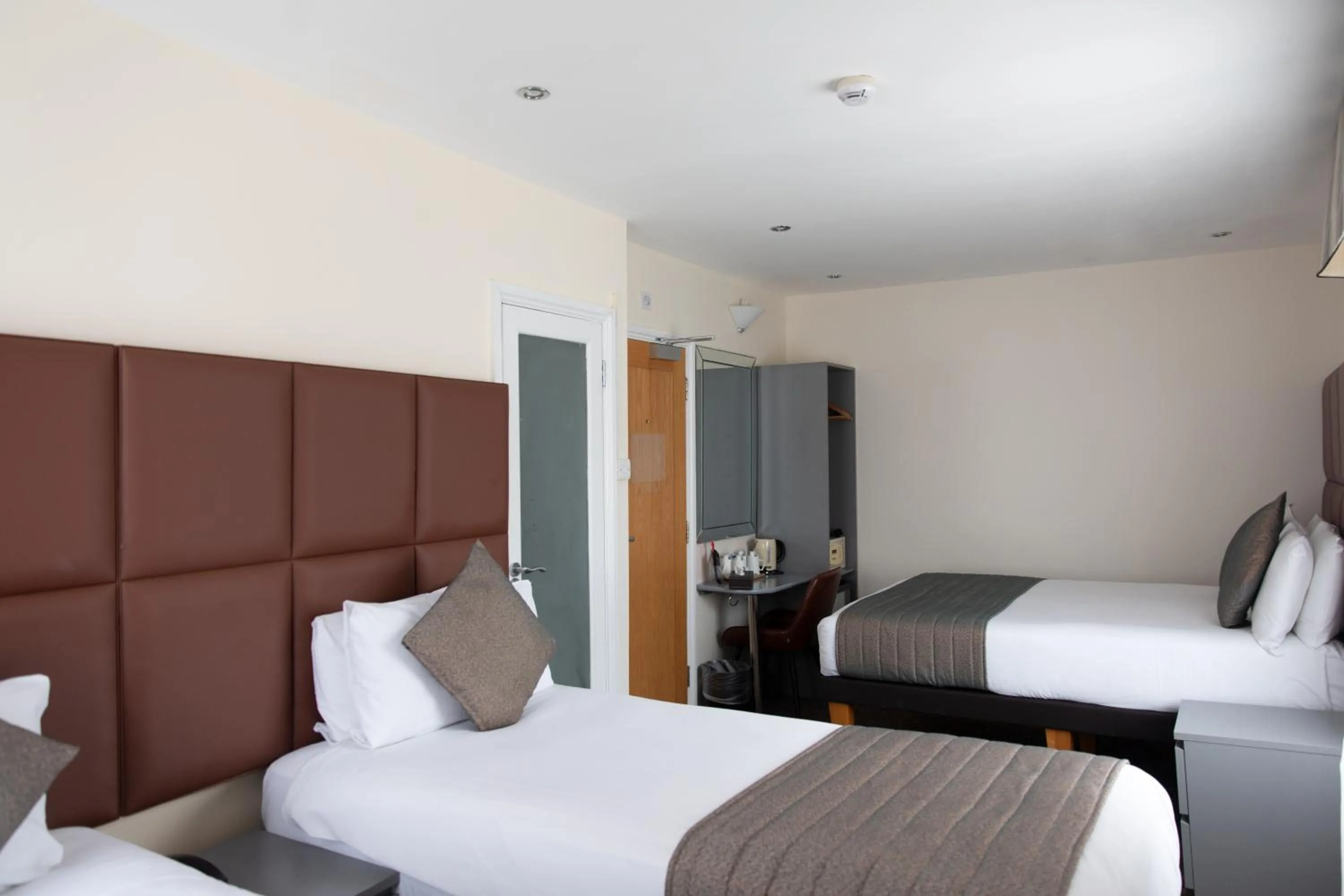 Photo of the whole room, Bed in Duke Of Leinster Hotel