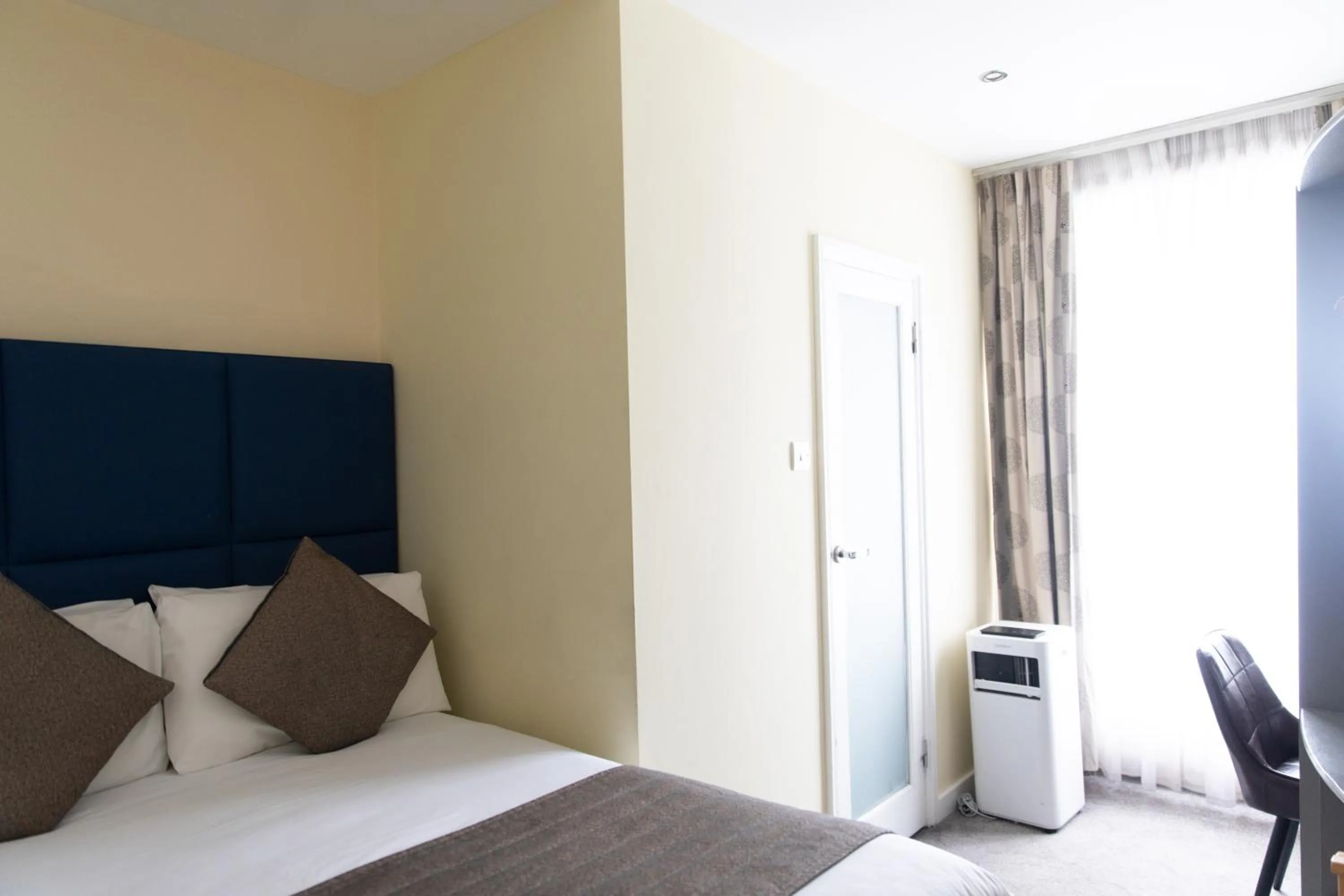 air conditioner, Bed in Duke Of Leinster Hotel