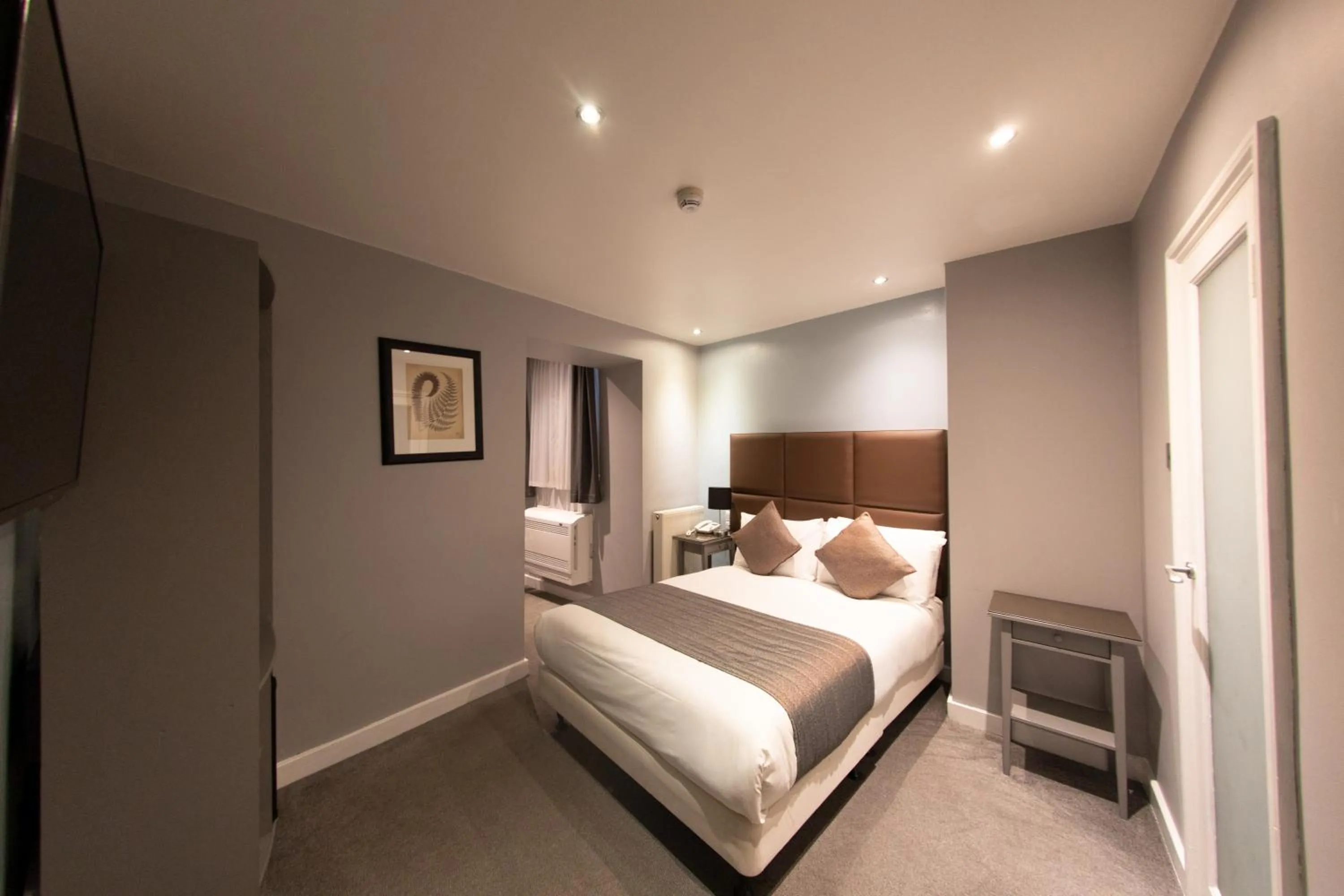 Photo of the whole room, Bed in Duke Of Leinster Hotel