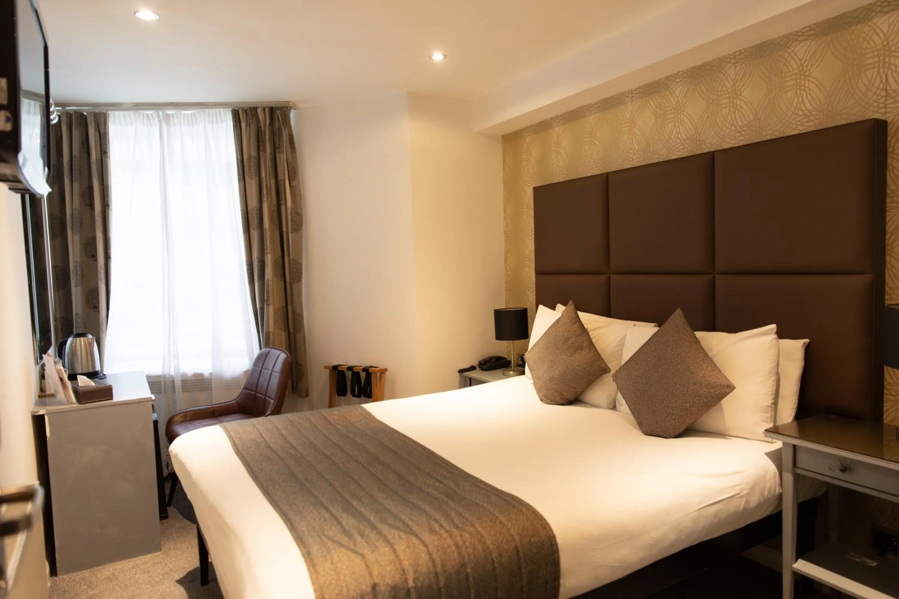 Bedroom, Bed in Duke Of Leinster Hotel