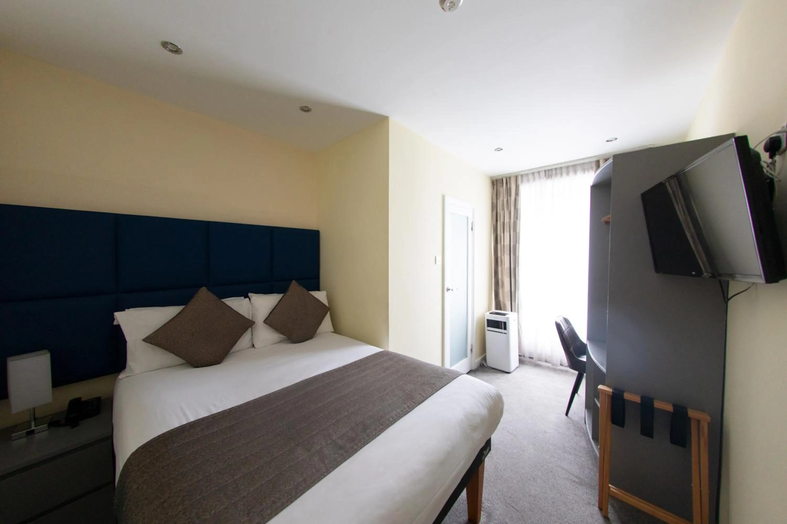 Bedroom, Bed in Duke Of Leinster Hotel