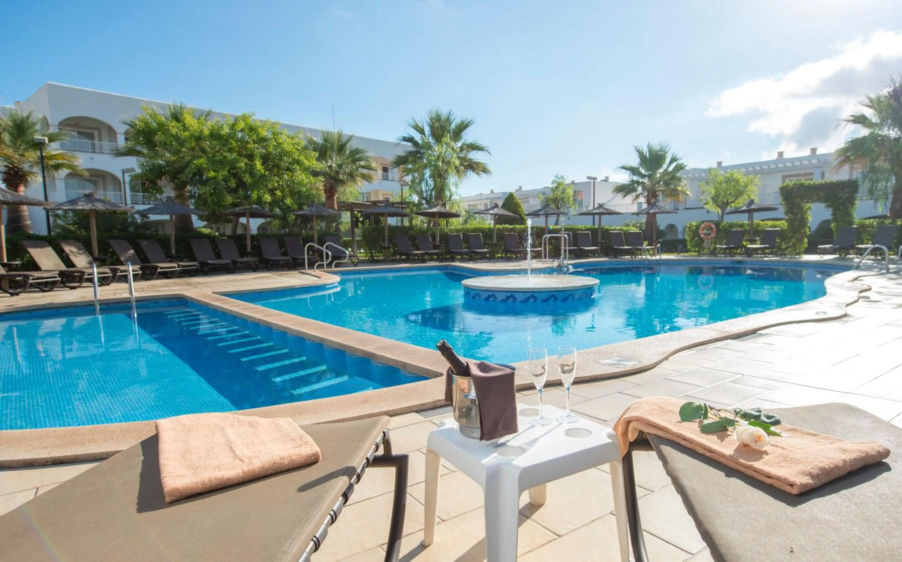 Day in Ona Village Cala d'Or