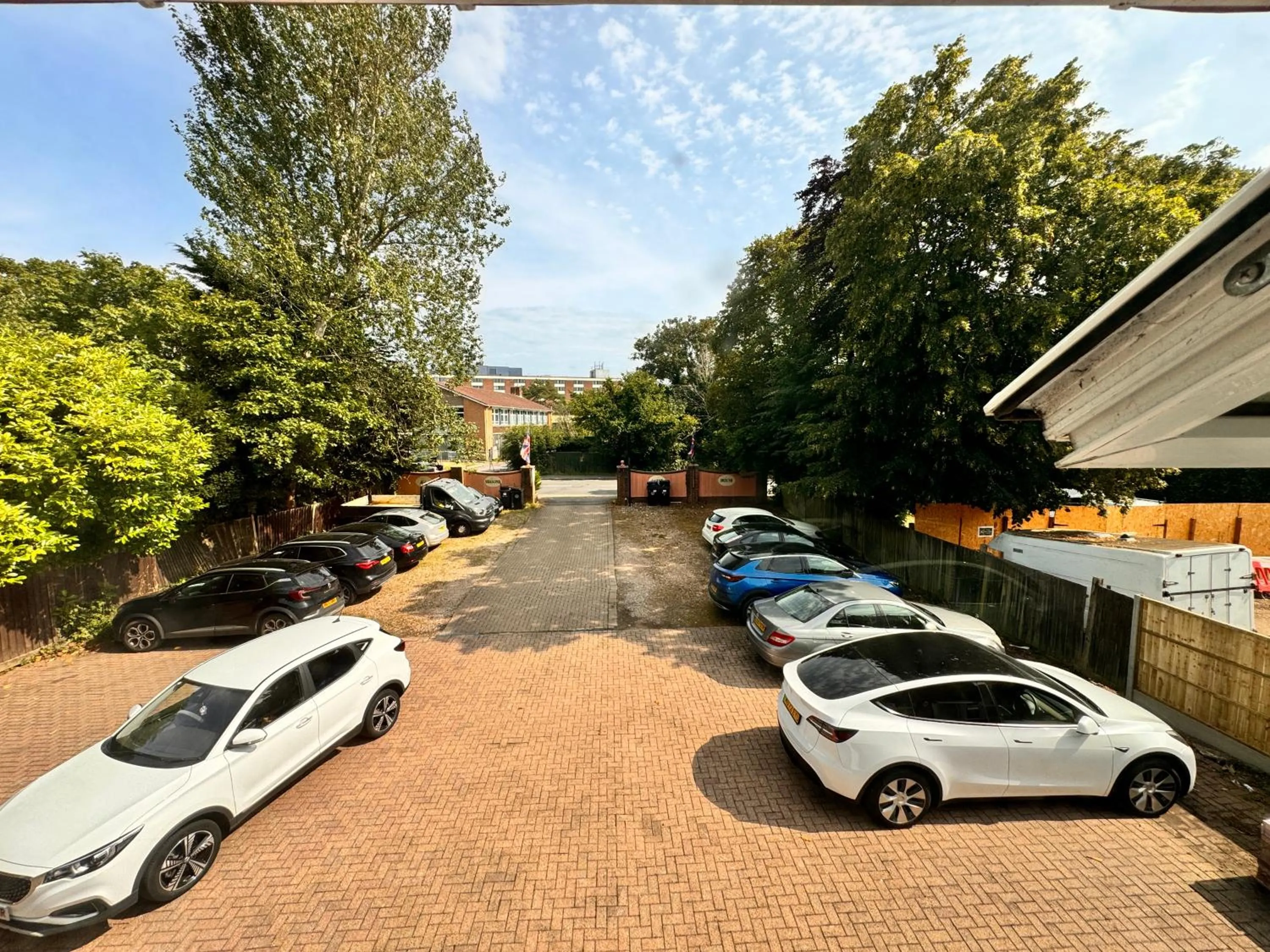 Parking in All Seasons Gatwick Guest House & Parking