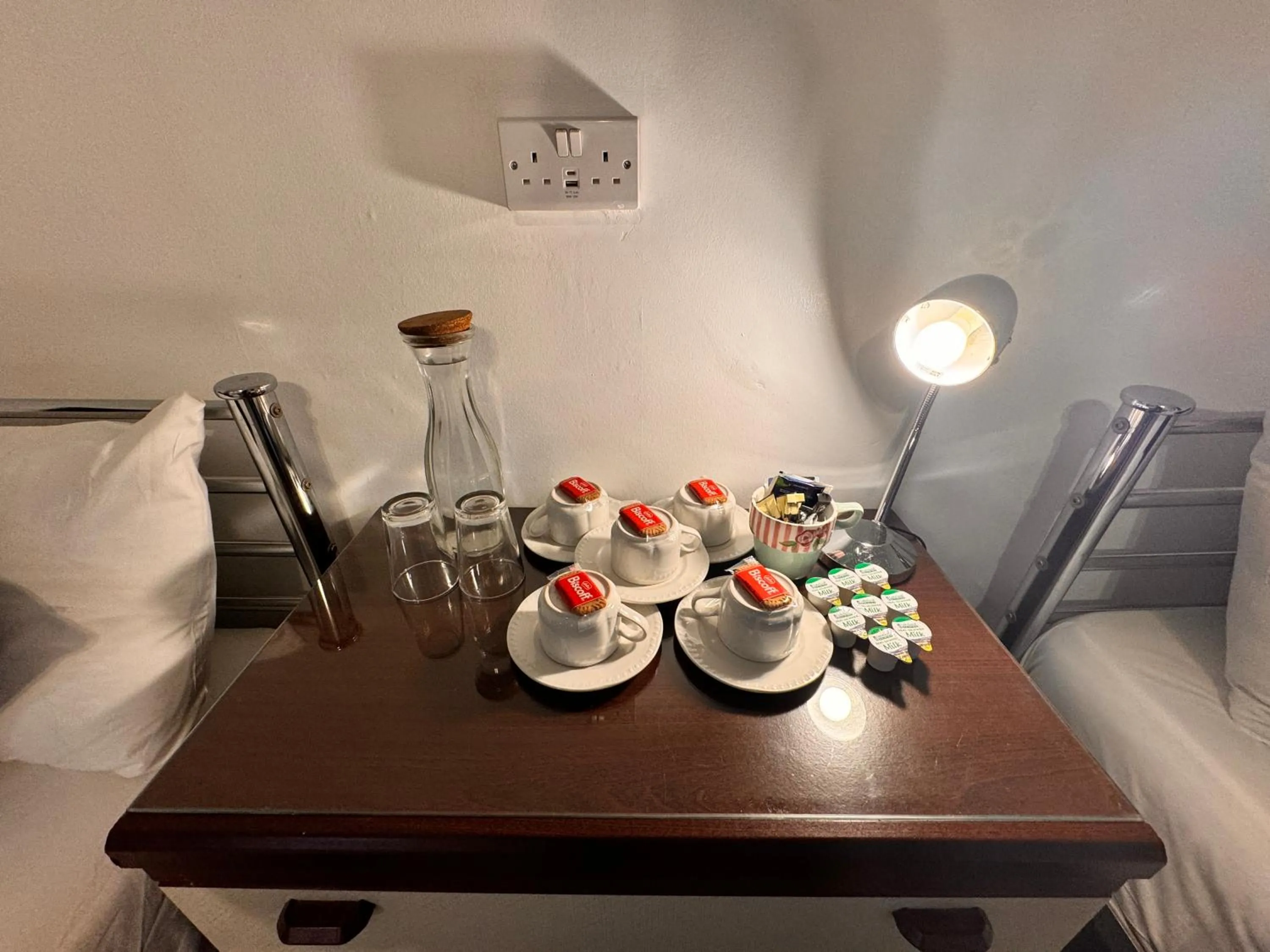 Food and drinks in All Seasons Gatwick Guest House & Parking