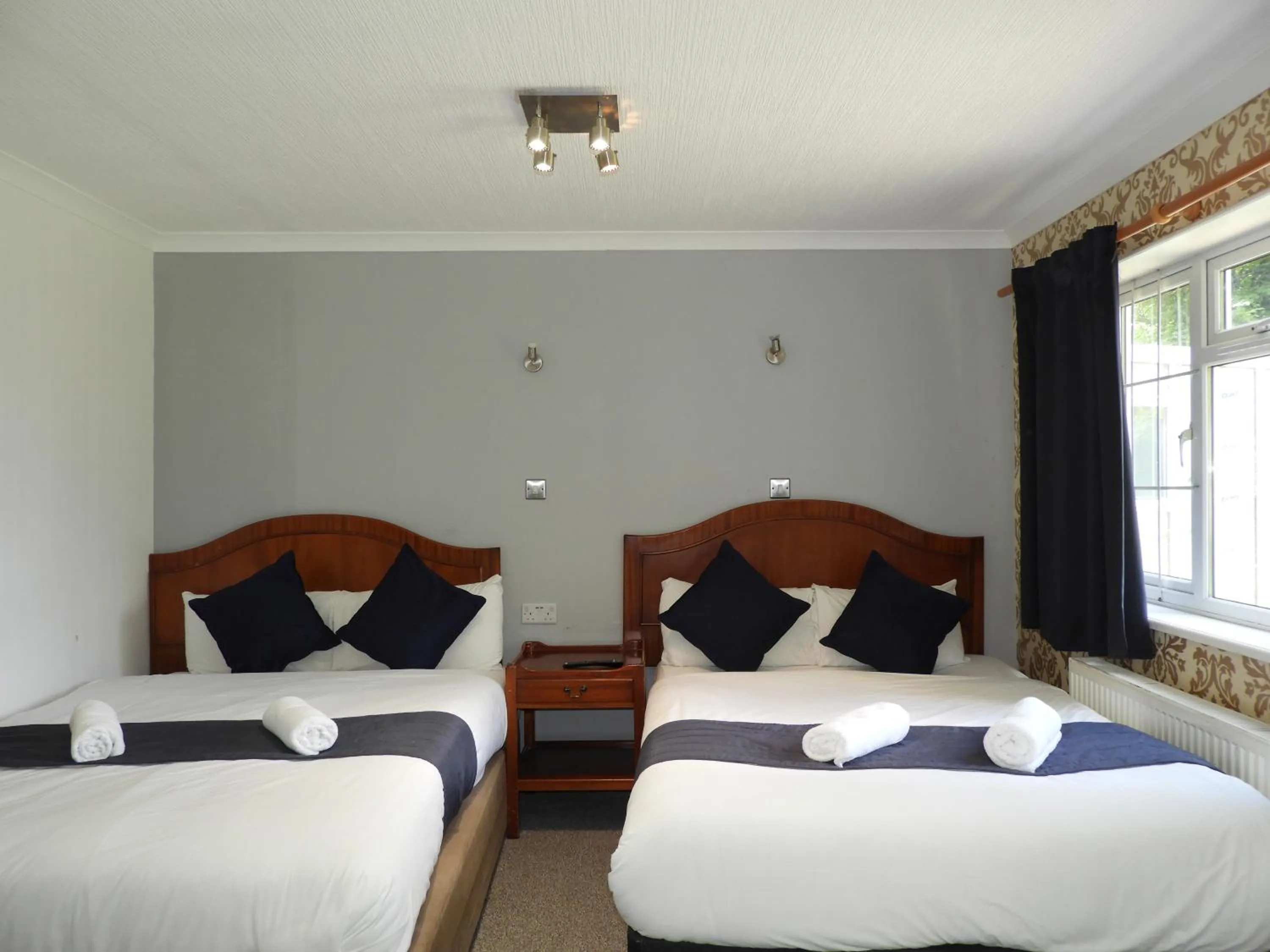 Bed in All Seasons Gatwick Guest House & Parking