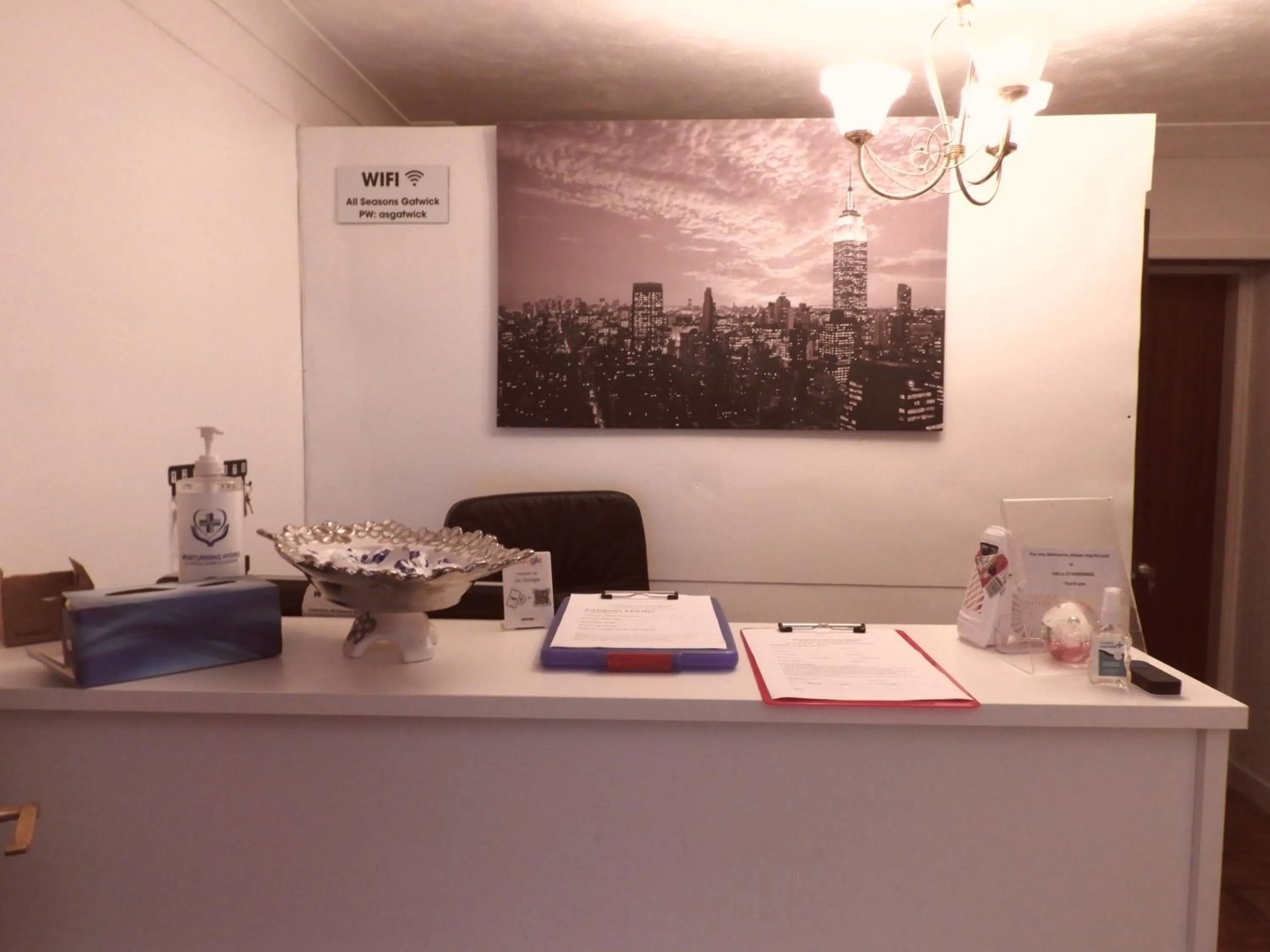 Lobby or reception in All Seasons Gatwick Guest House & Parking