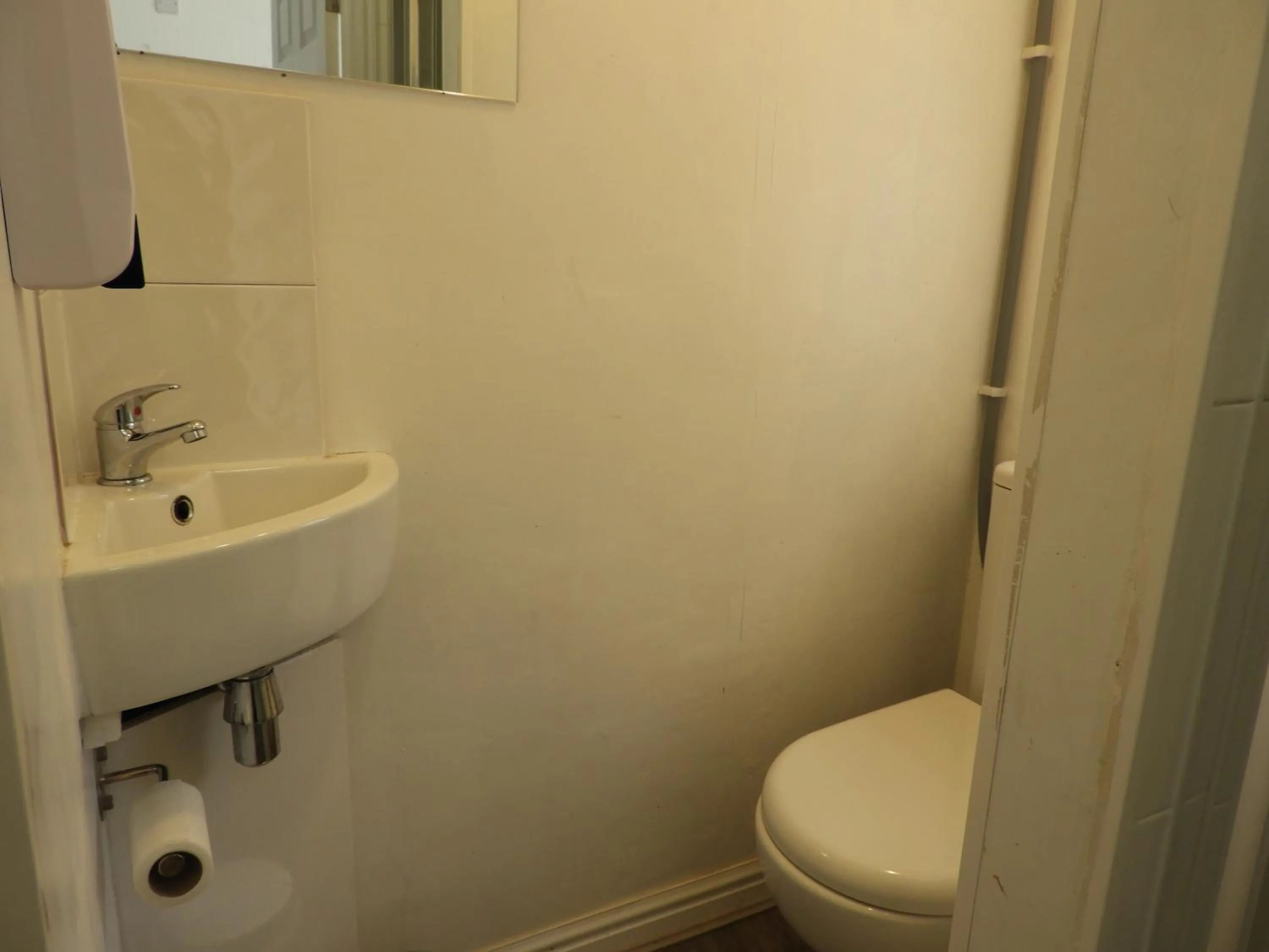 Bathroom in All Seasons Gatwick Guest House & Parking