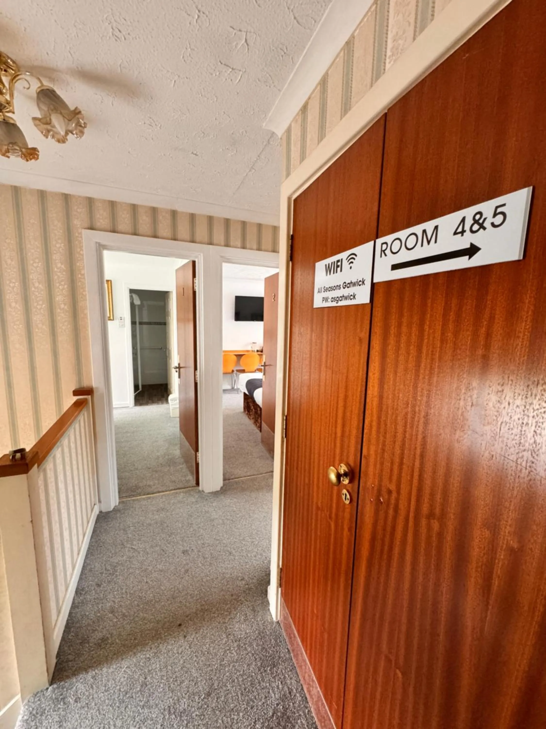 Facade/entrance in All Seasons Gatwick Guest House & Parking