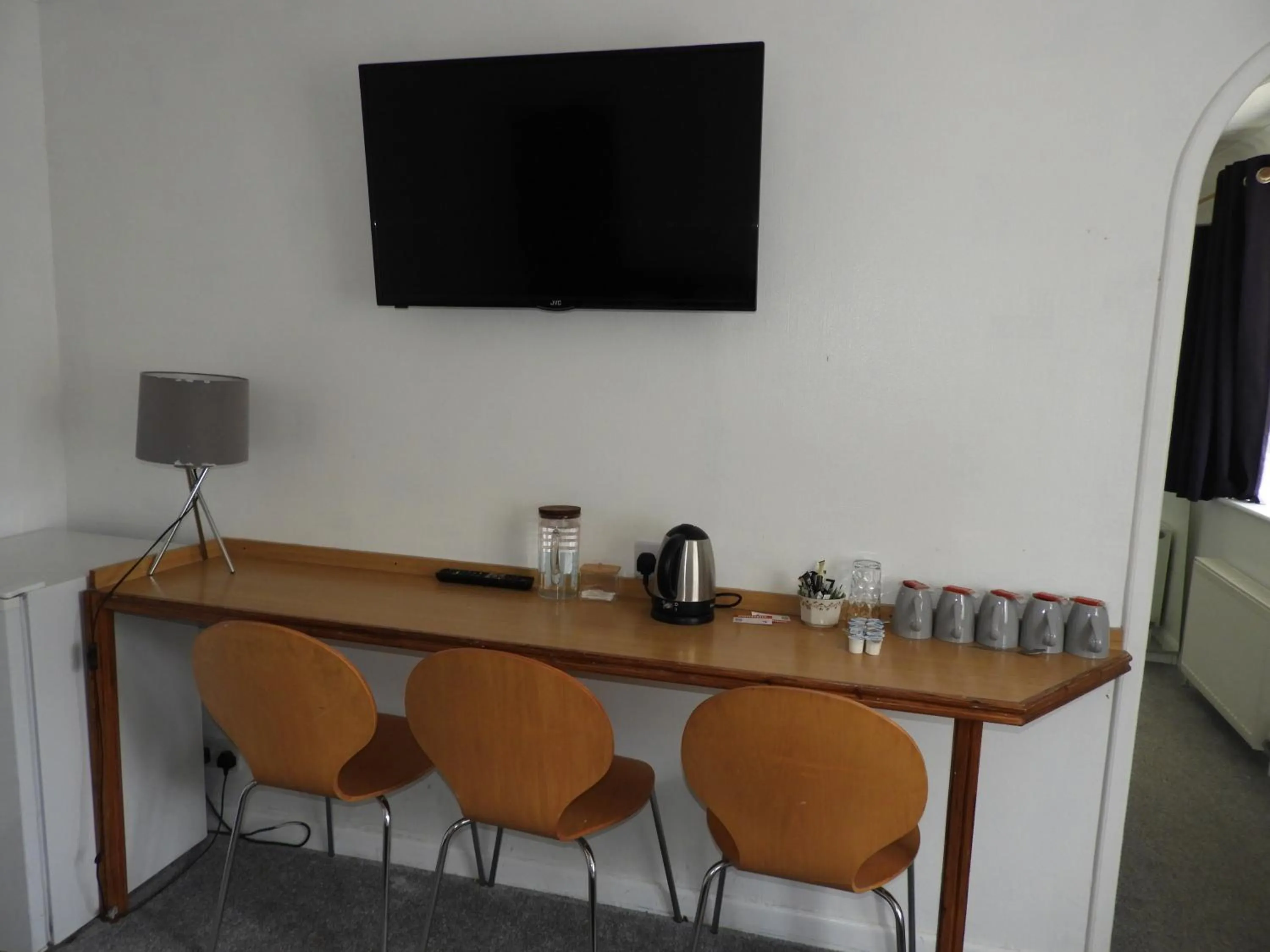 TV and multimedia in All Seasons Gatwick Guest House & Parking