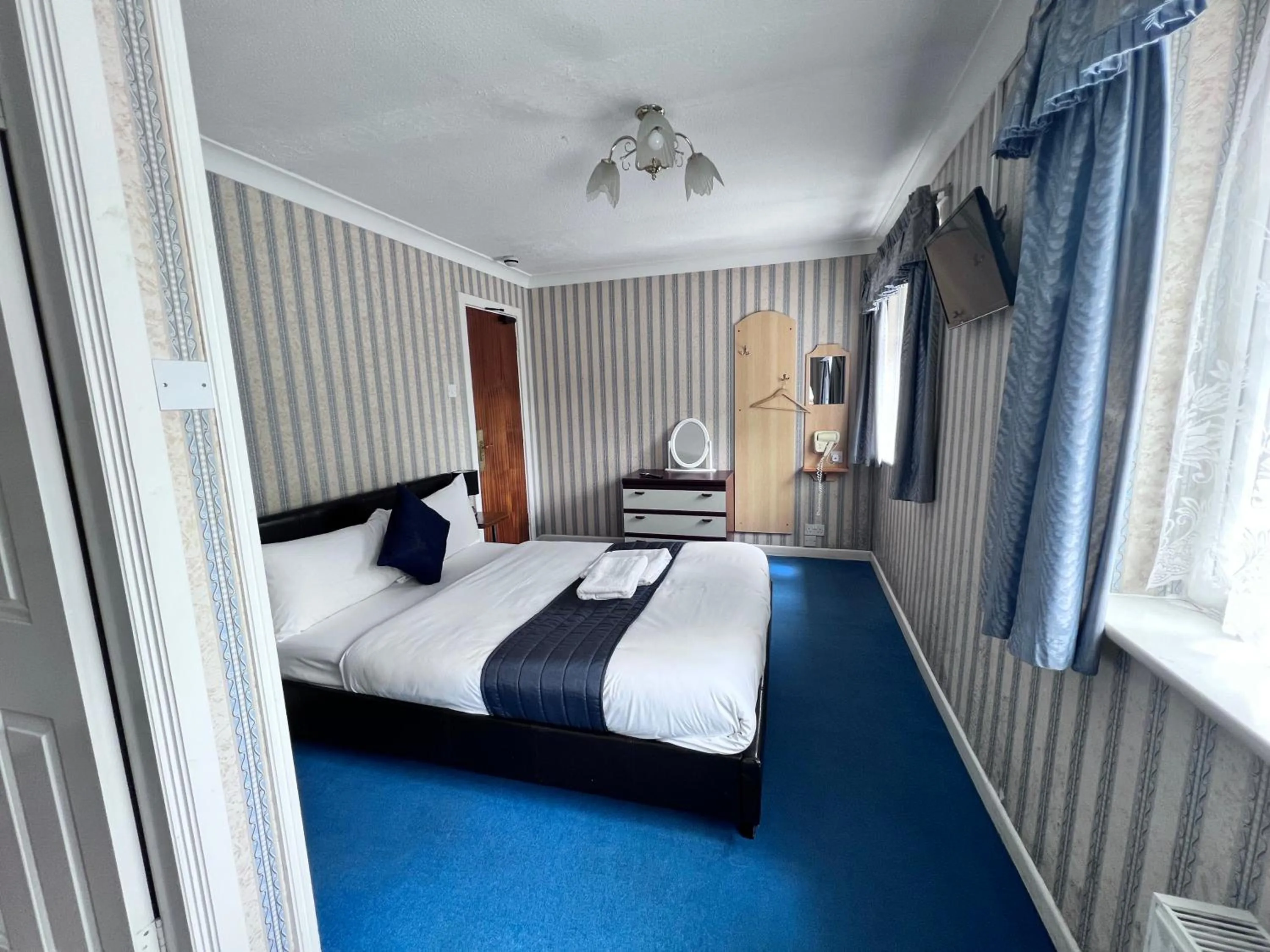 Double Room in All Seasons Gatwick Guest House & Parking