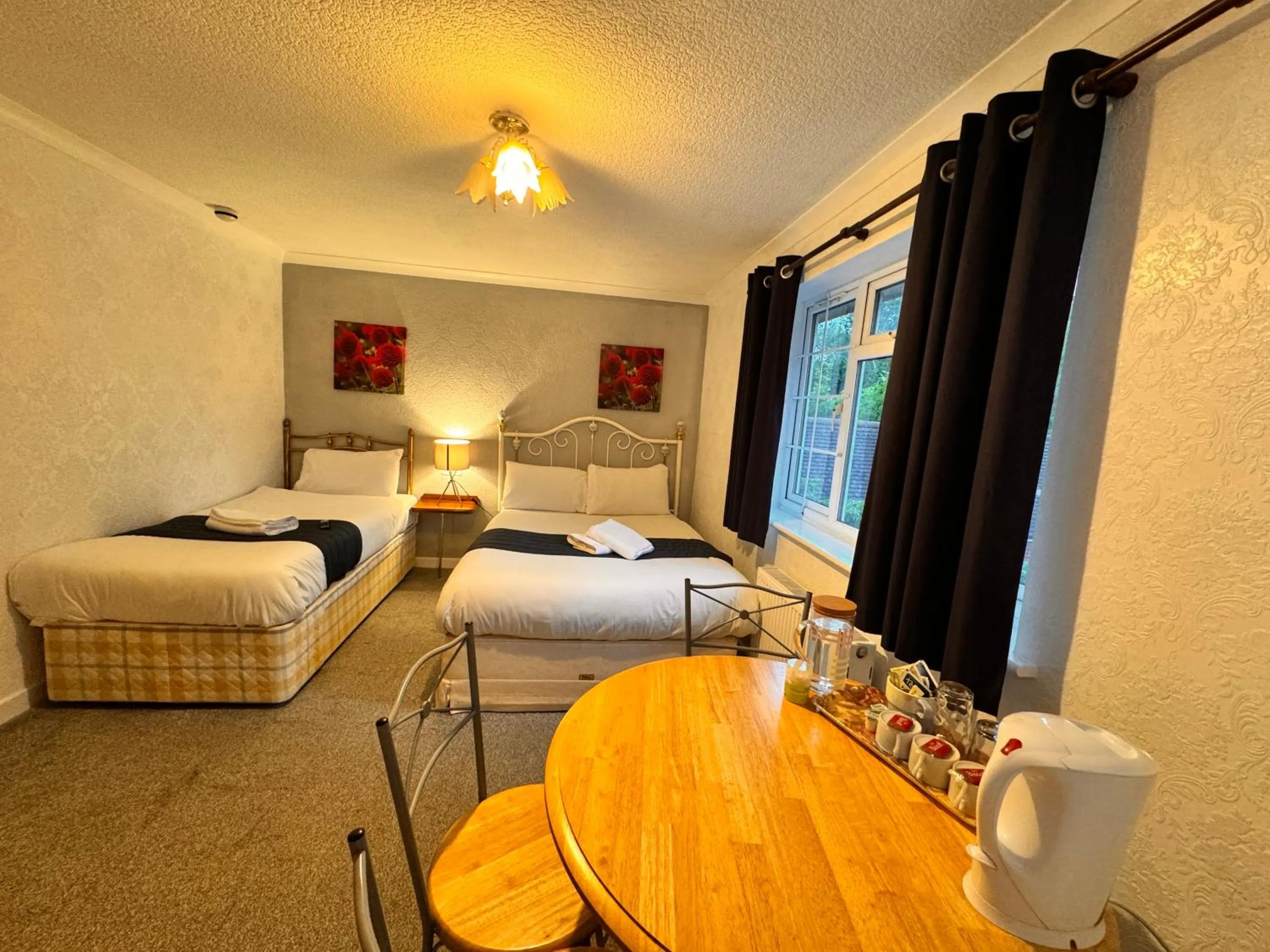 Bed in All Seasons Gatwick Guest House & Parking