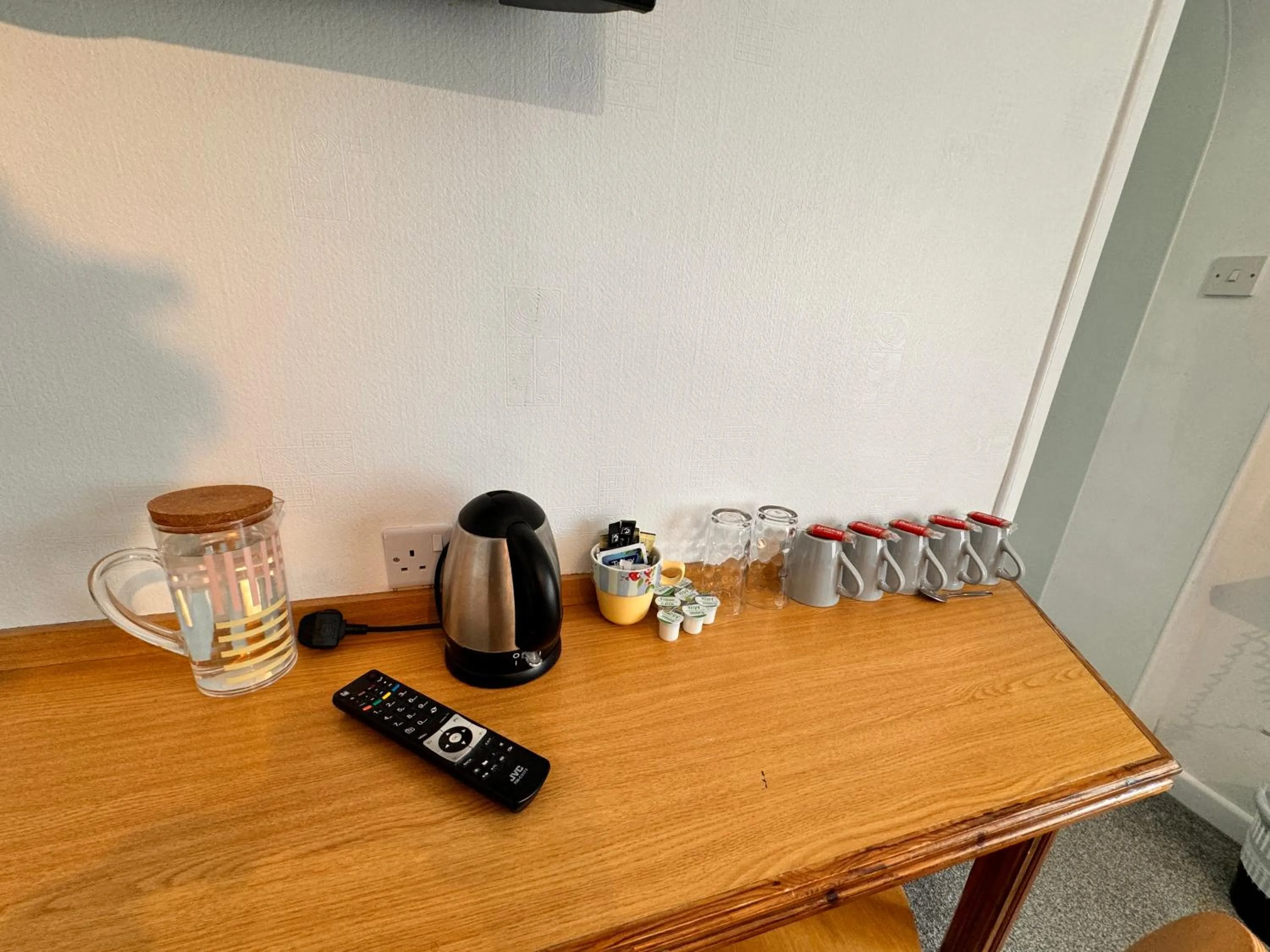 Coffee/tea facilities in All Seasons Gatwick Guest House & Parking