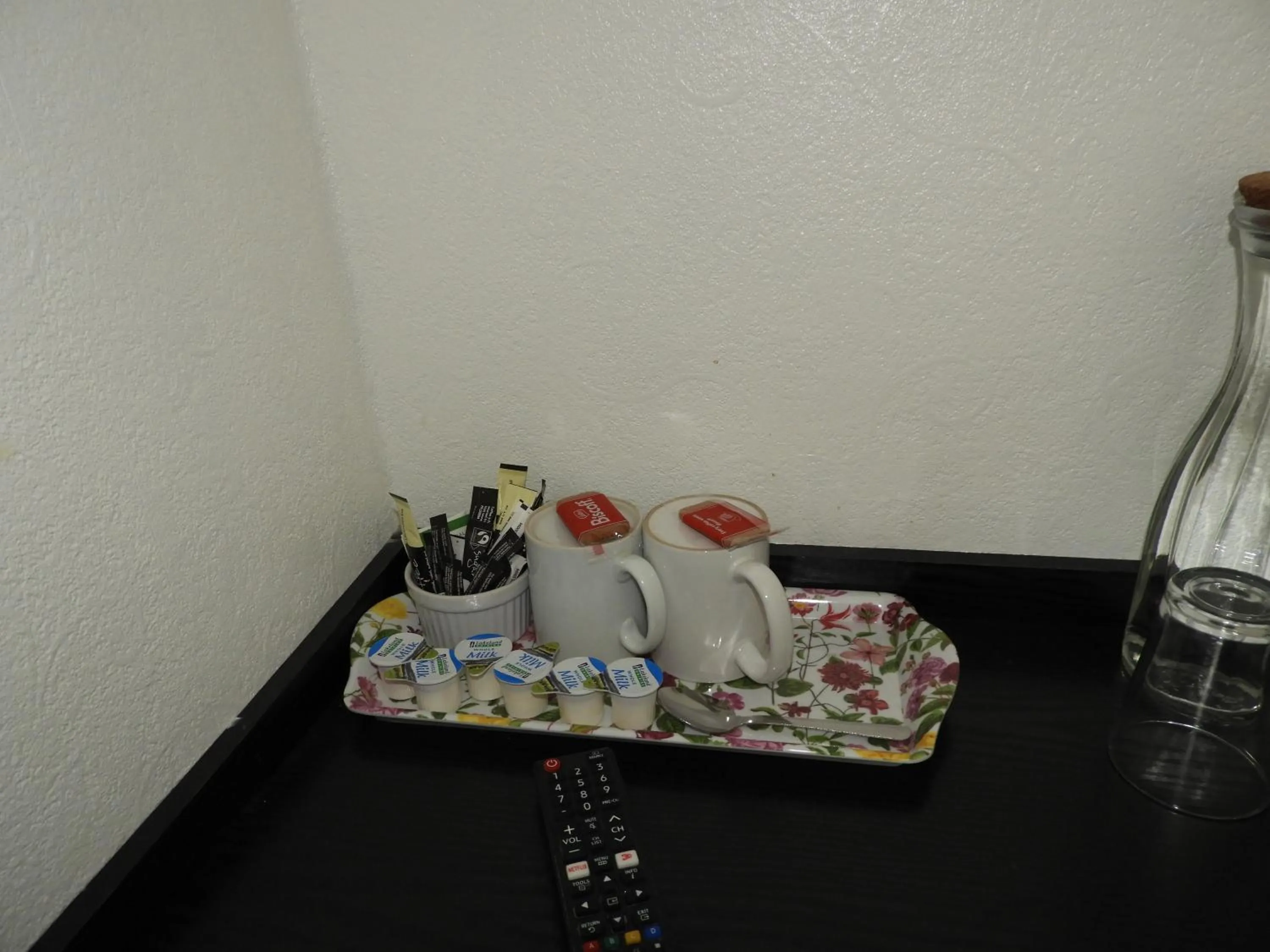 Coffee/tea facilities in All Seasons Gatwick Guest House & Parking