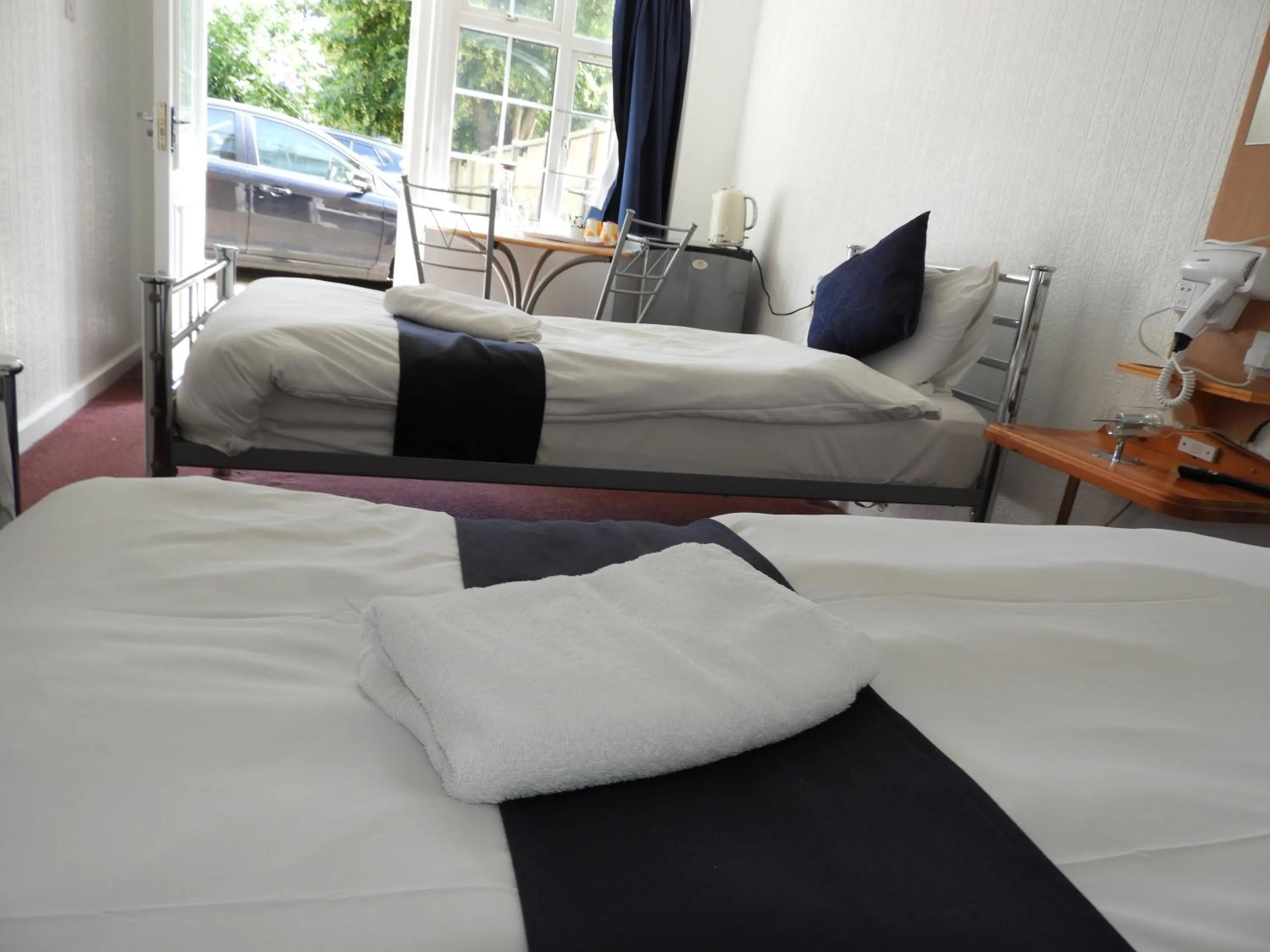 View (from property/room), Bed in All Seasons Gatwick Guest House & Parking