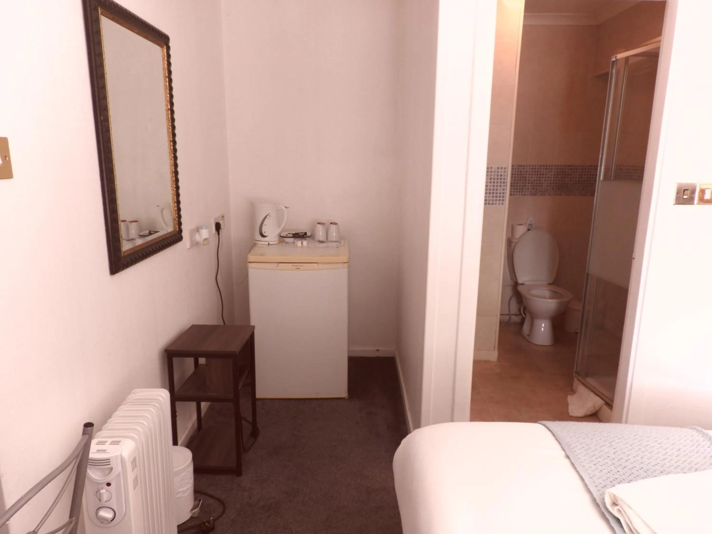 Coffee/tea facilities in All Seasons Gatwick Guest House & Parking