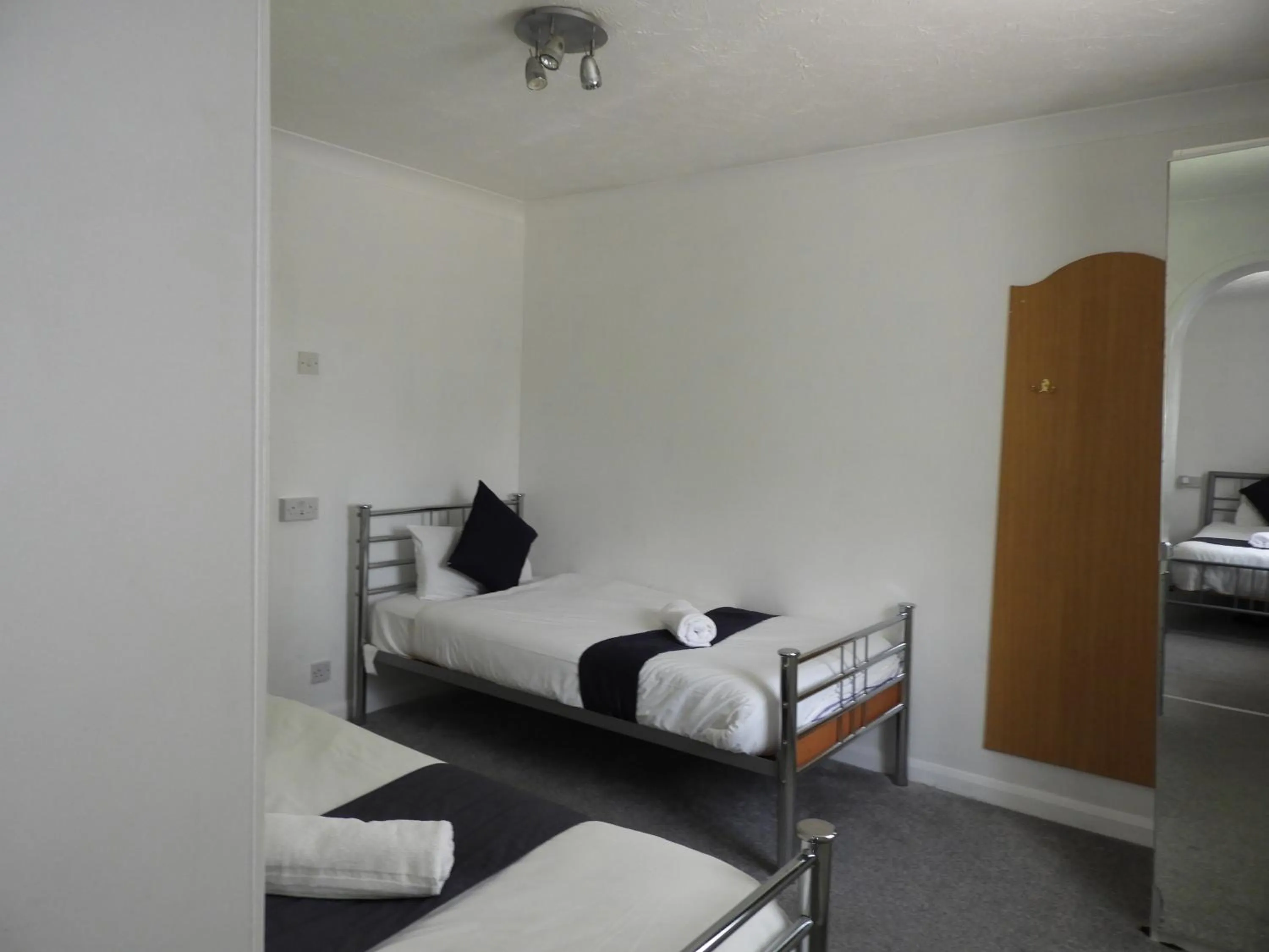 Bed in All Seasons Gatwick Guest House & Parking