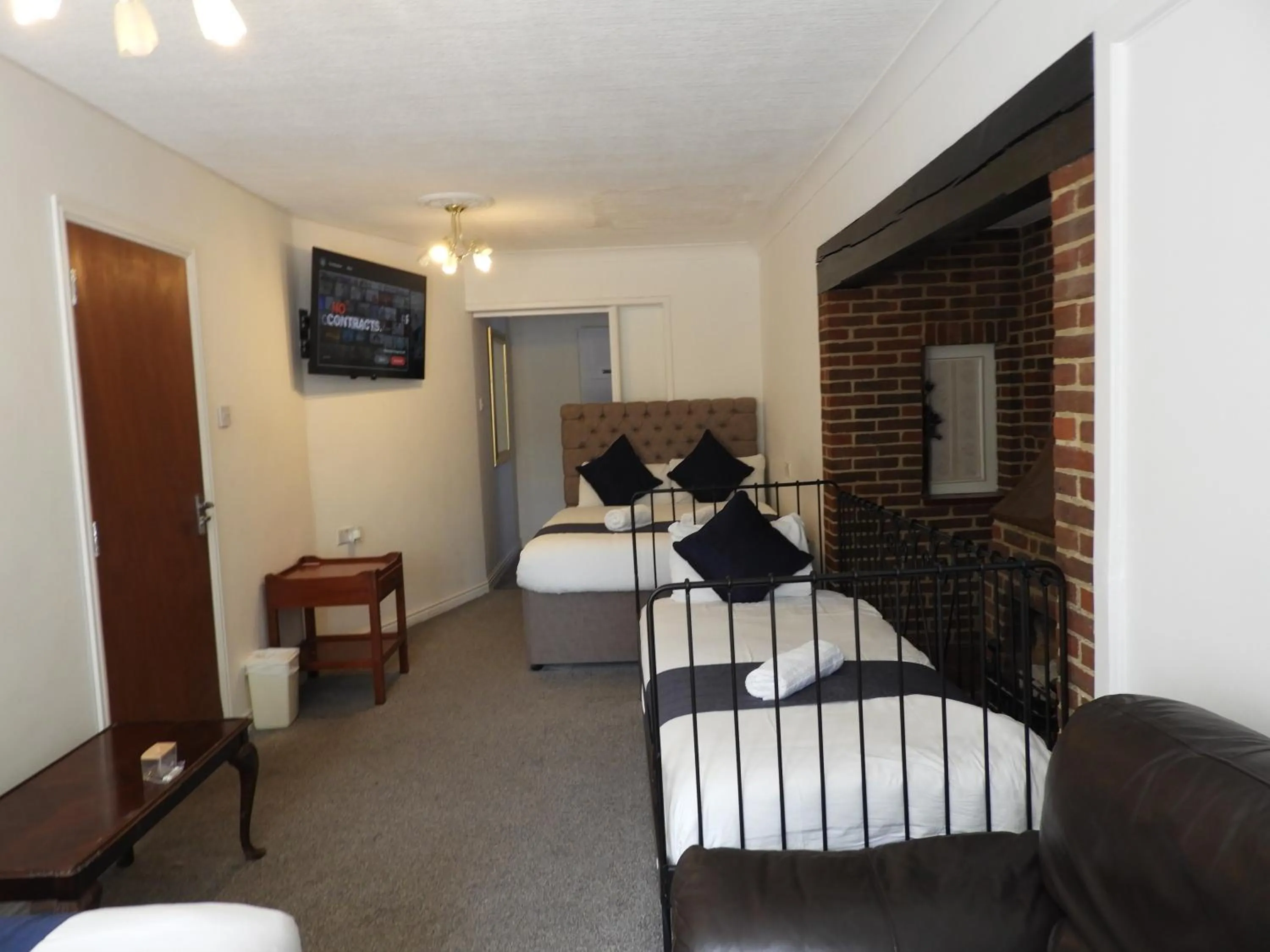 Bed in All Seasons Gatwick Guest House & Parking