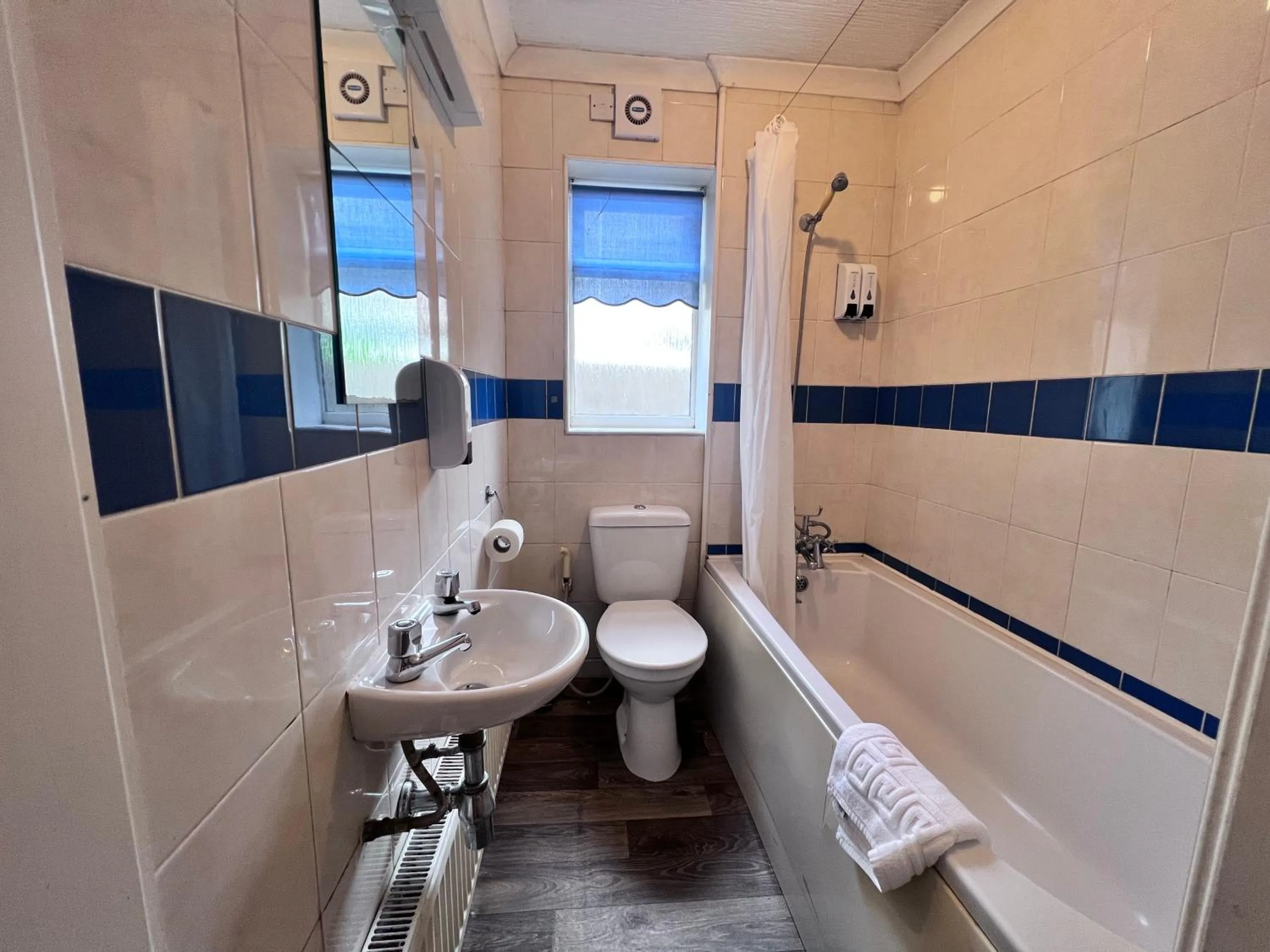 Shower in All Seasons Gatwick Guest House & Parking