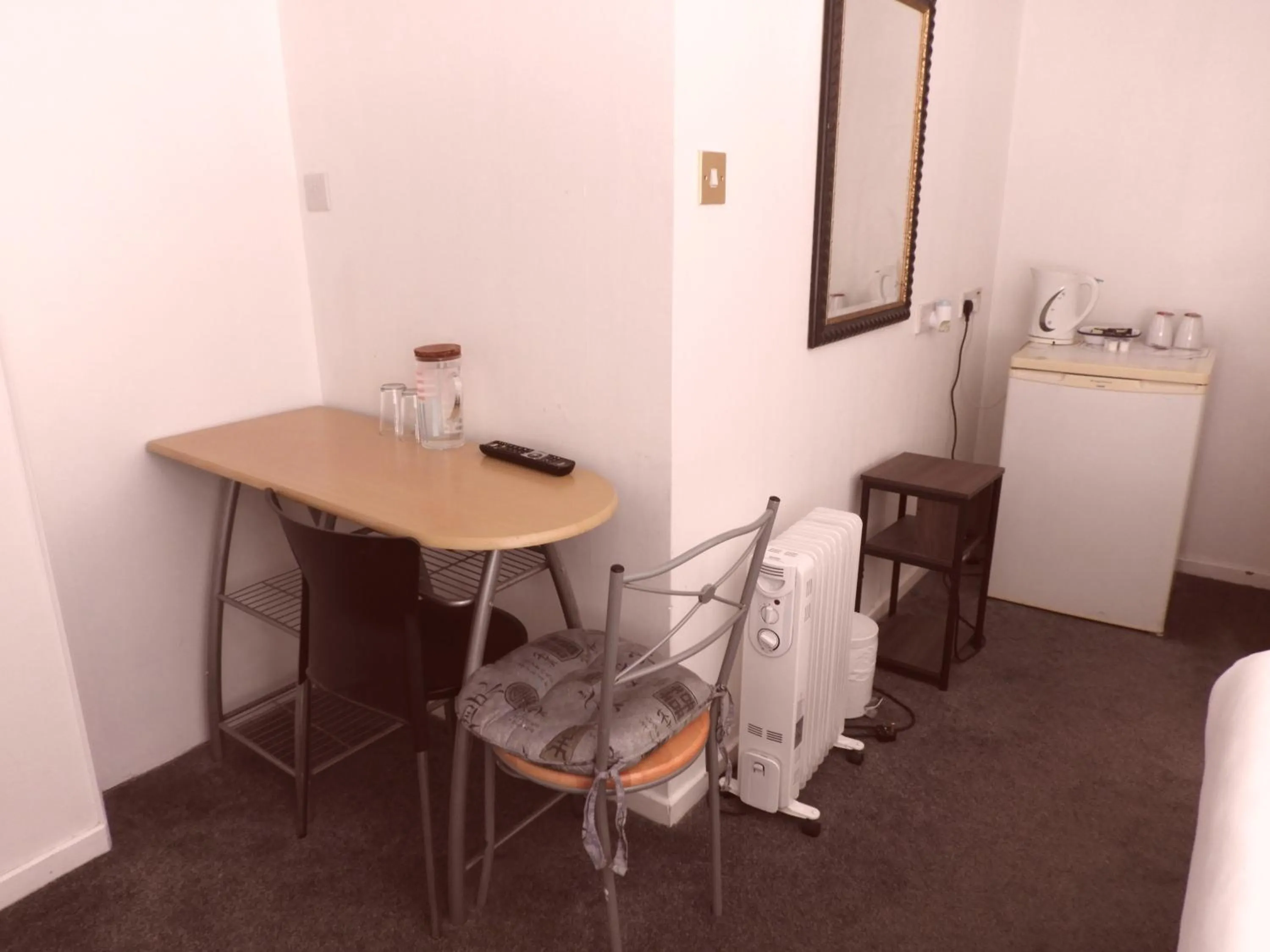 Coffee/tea facilities in All Seasons Gatwick Guest House & Parking