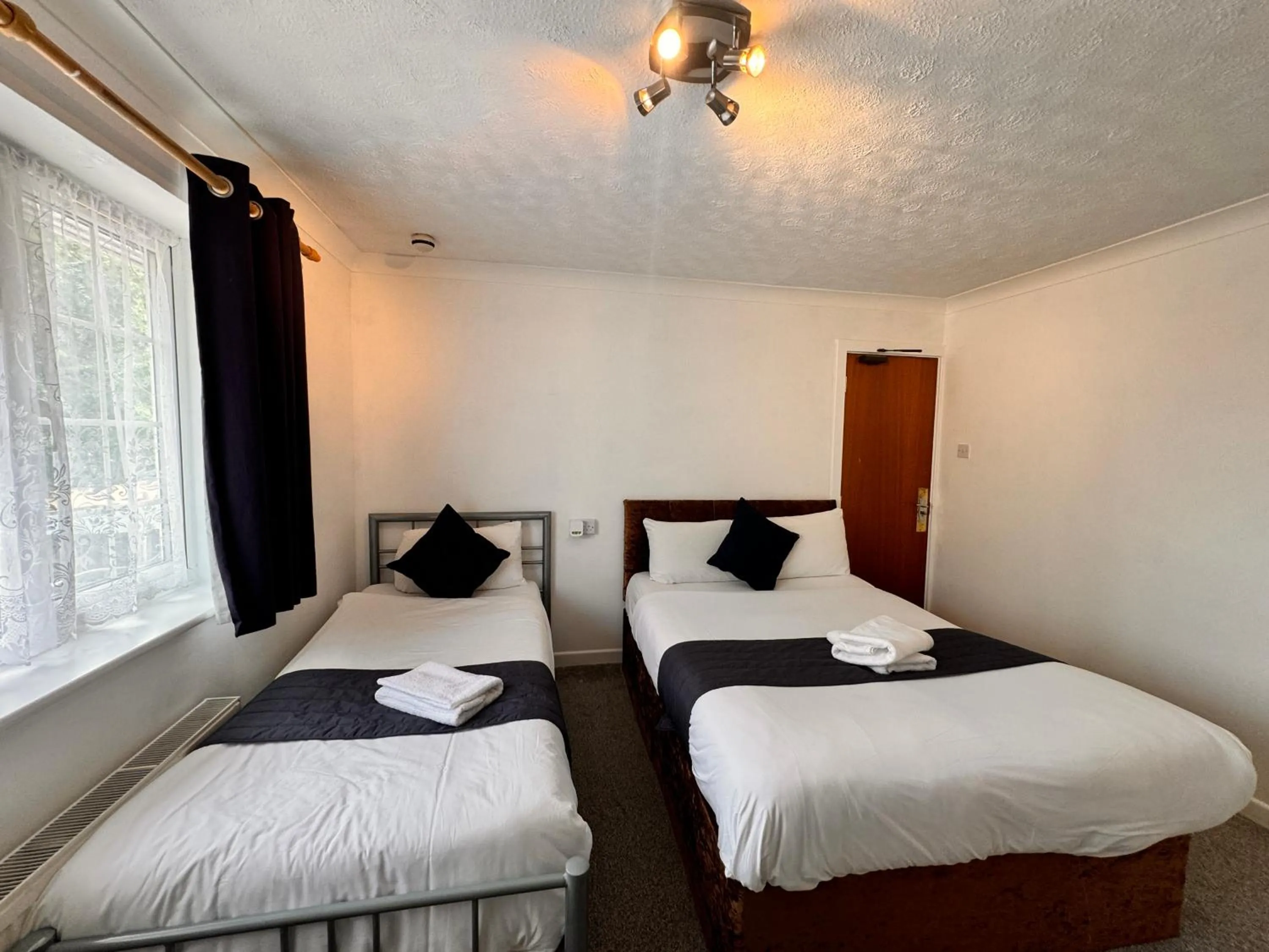 Bed in All Seasons Gatwick Guest House & Parking