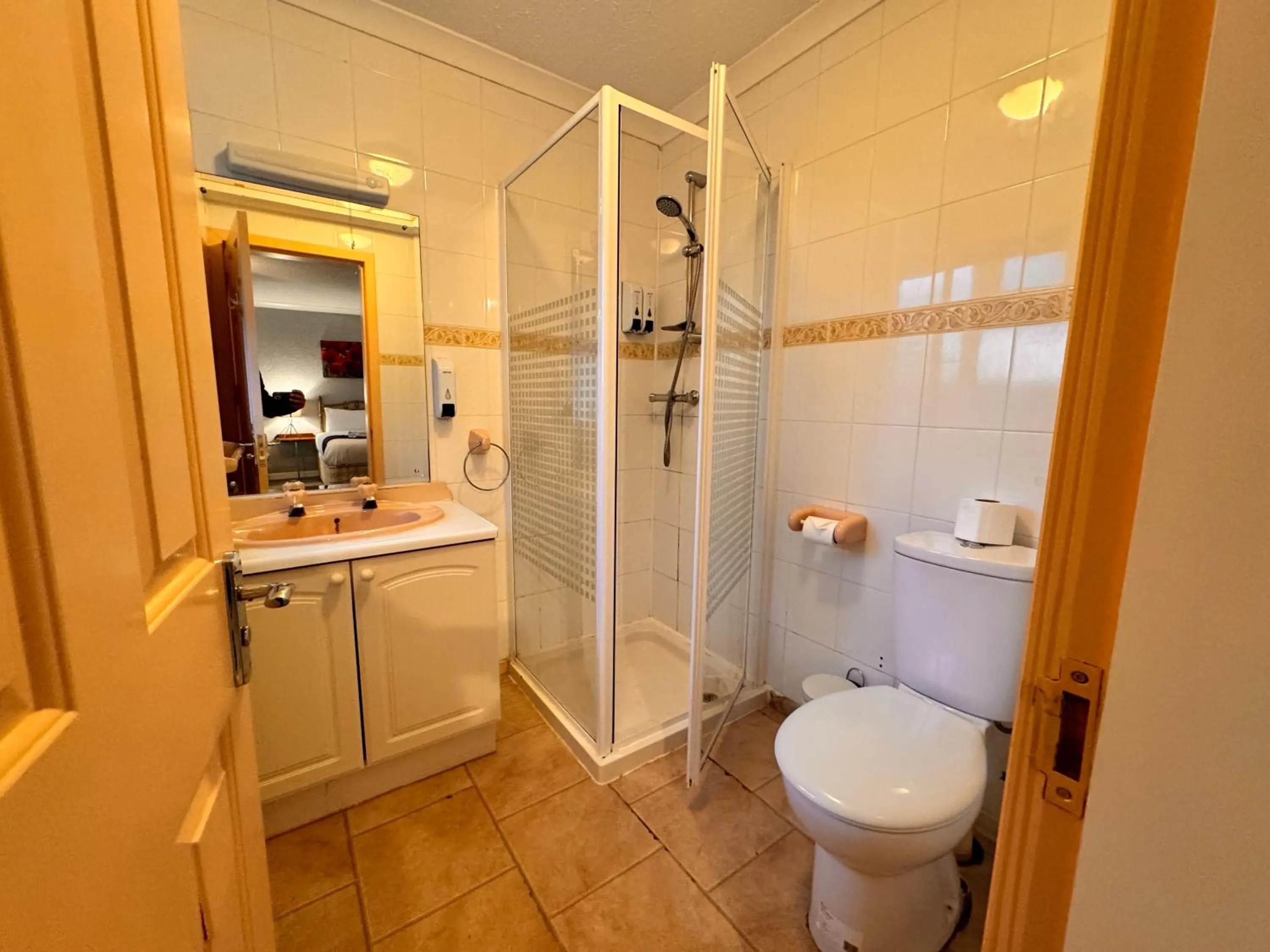 Shower in All Seasons Gatwick Guest House & Parking