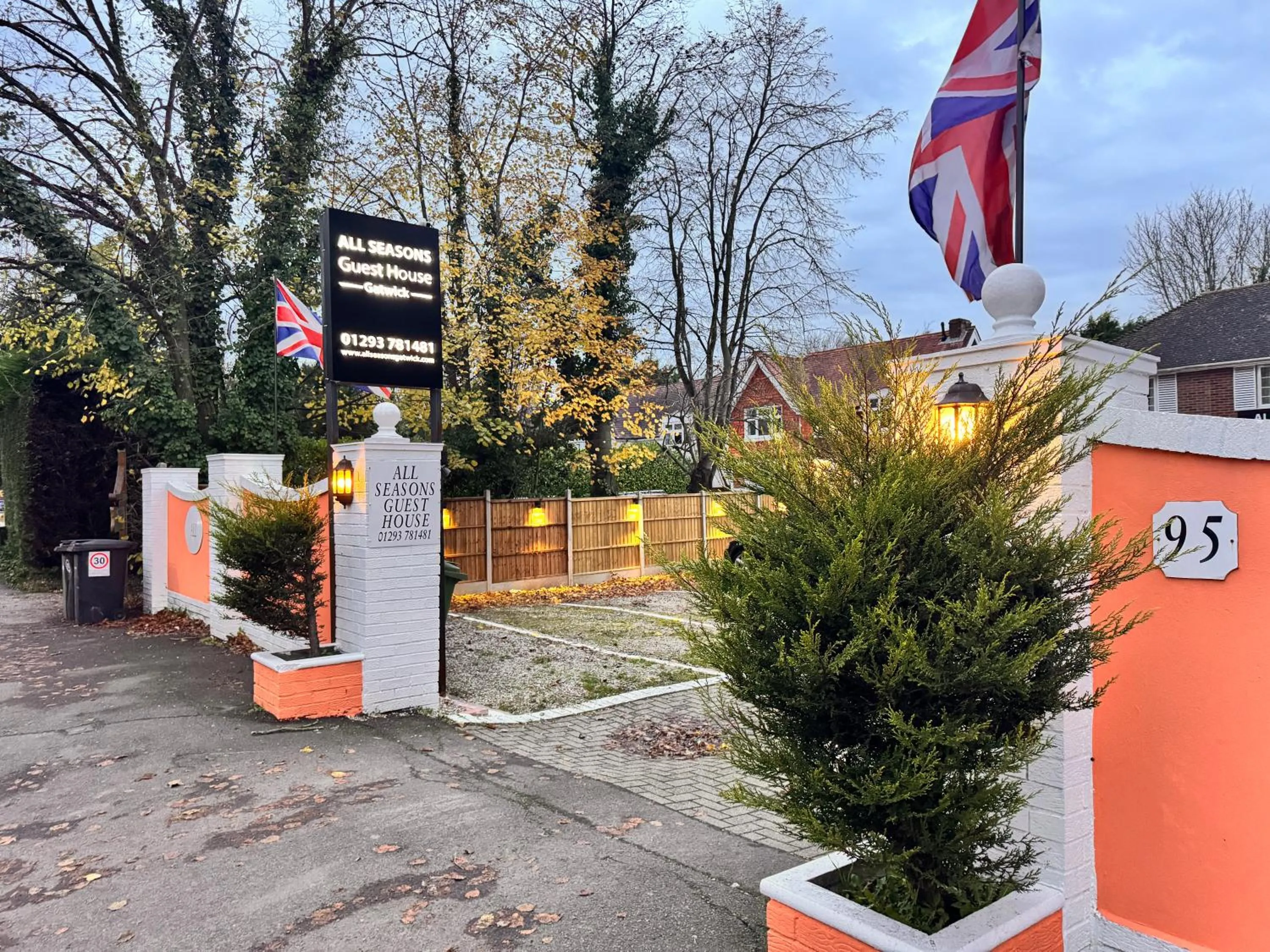 All Seasons Gatwick Guest House & Parking