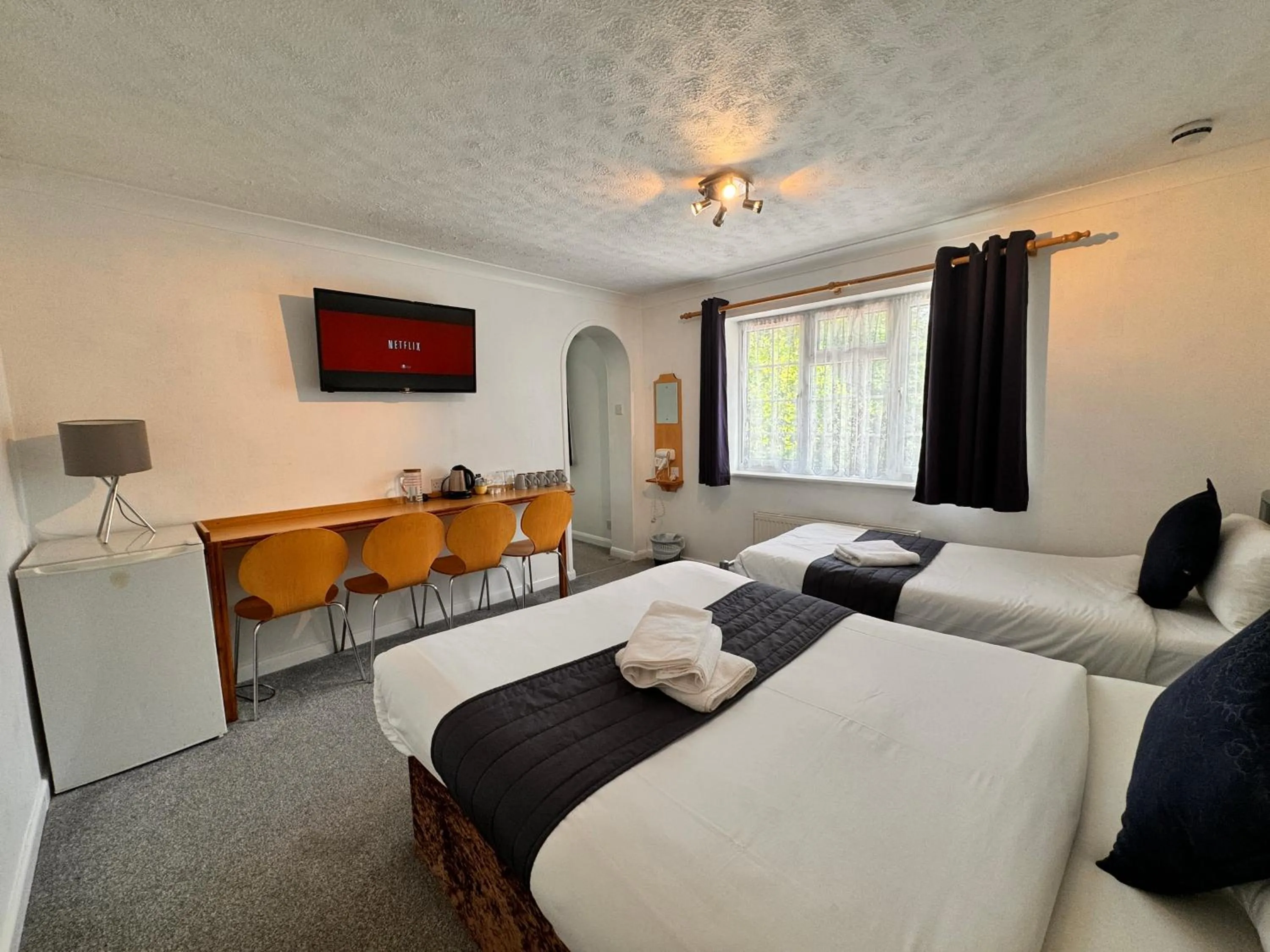 Bed in All Seasons Gatwick Guest House & Parking