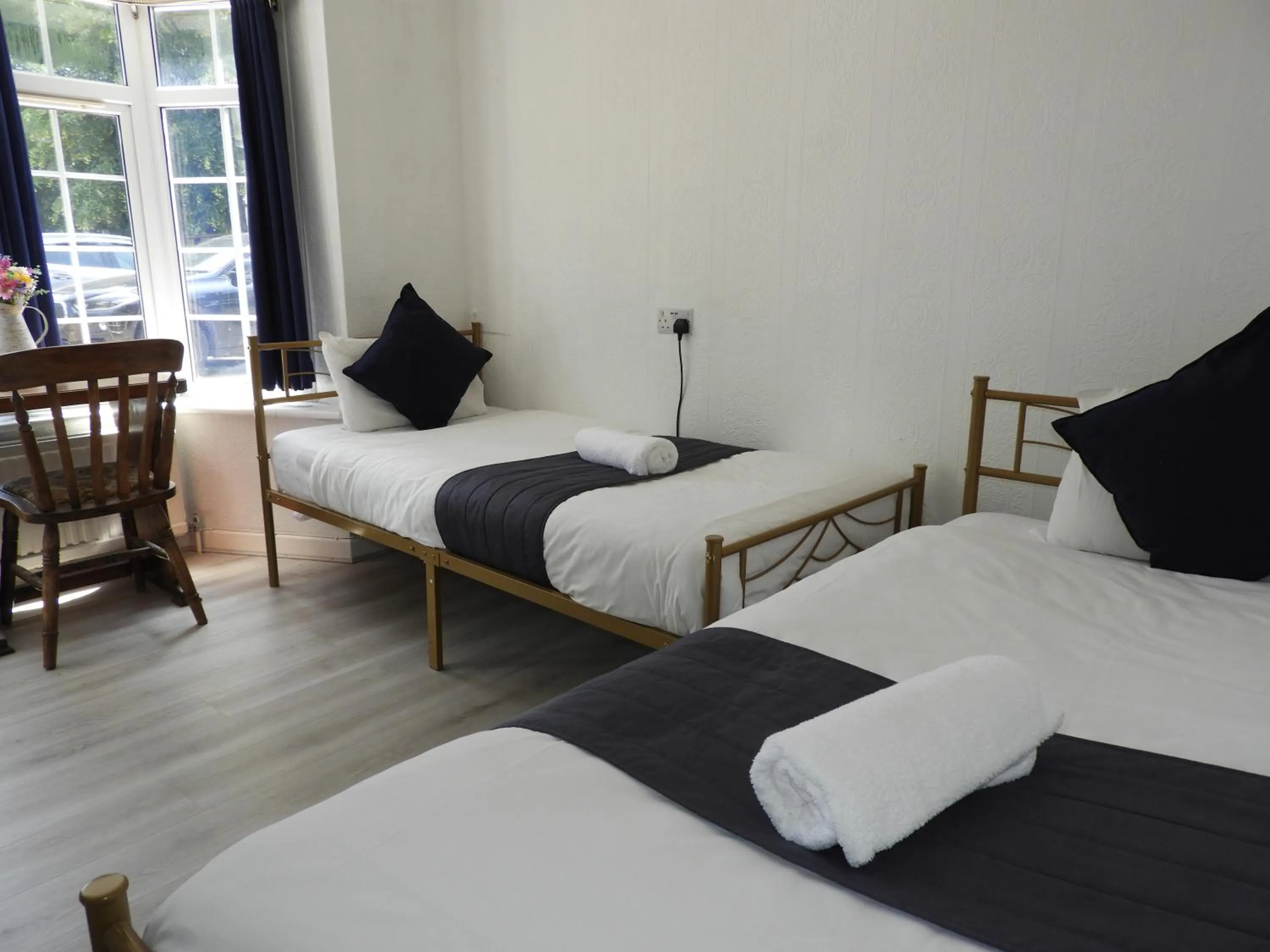 Bed in All Seasons Gatwick Guest House & Parking