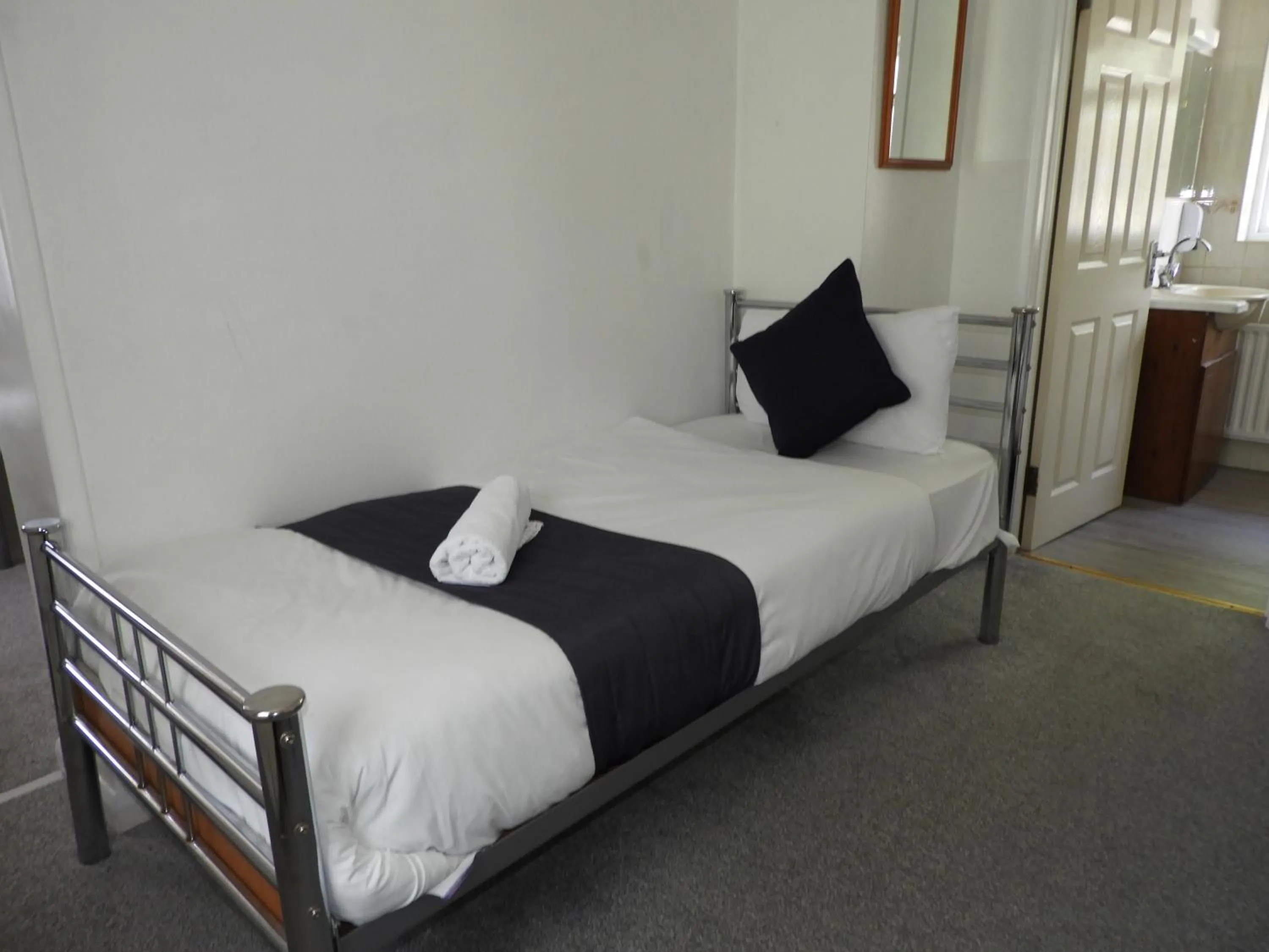 Bed in All Seasons Gatwick Guest House & Parking