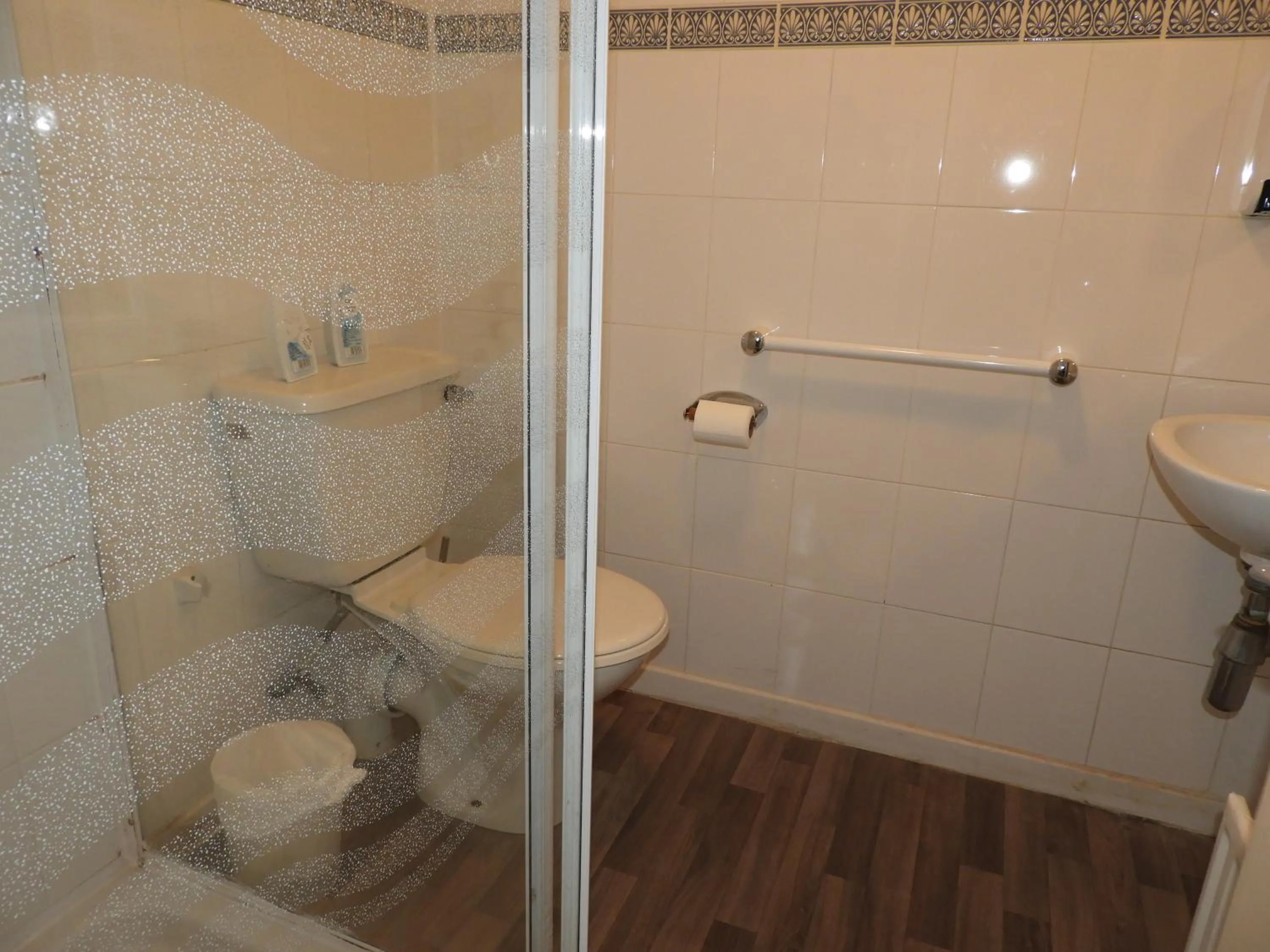 Bathroom in All Seasons Gatwick Guest House & Parking