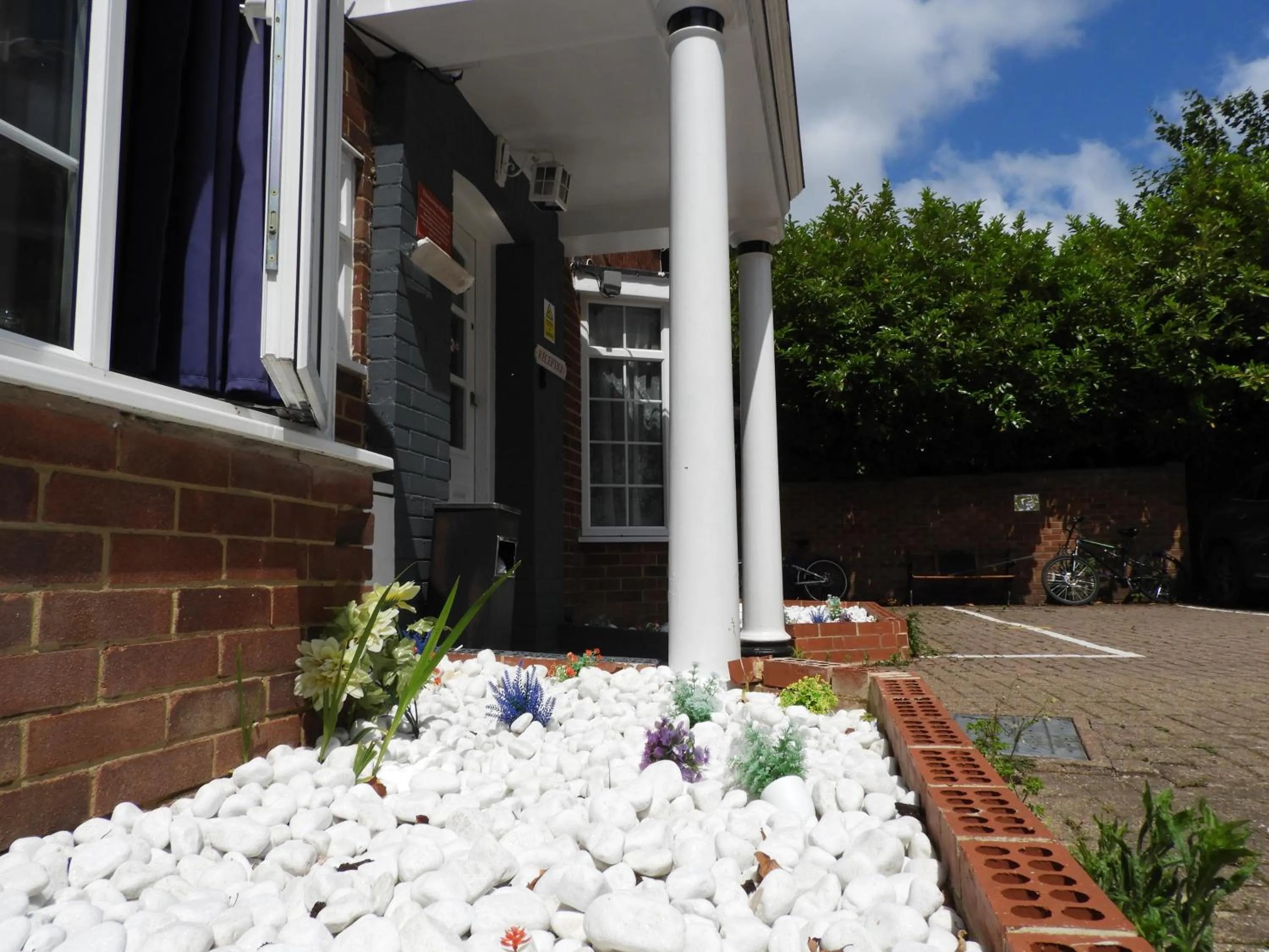 Facade/entrance in All Seasons Gatwick Guest House & Parking