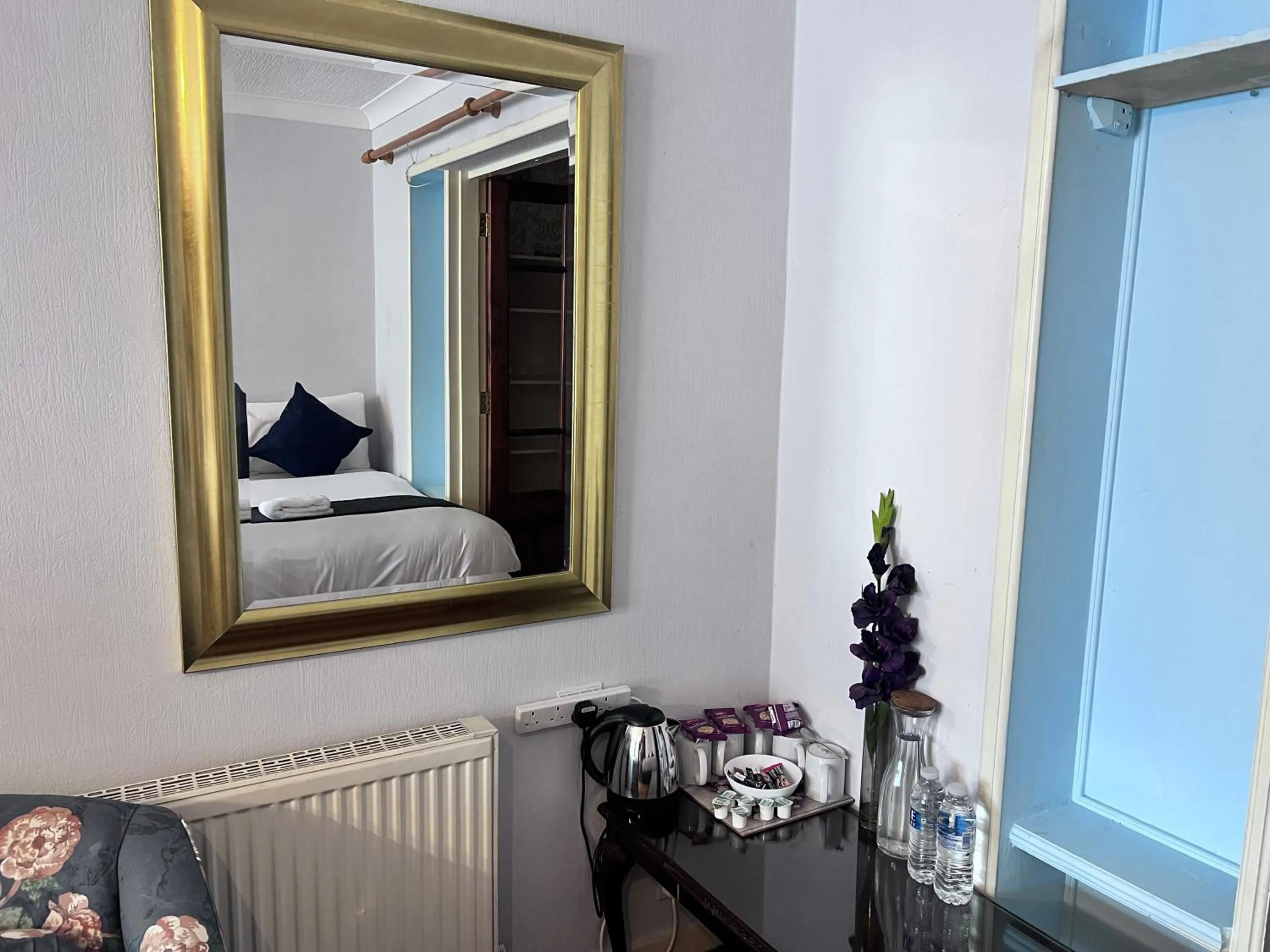 Bedroom in All Seasons Gatwick Guest House & Parking