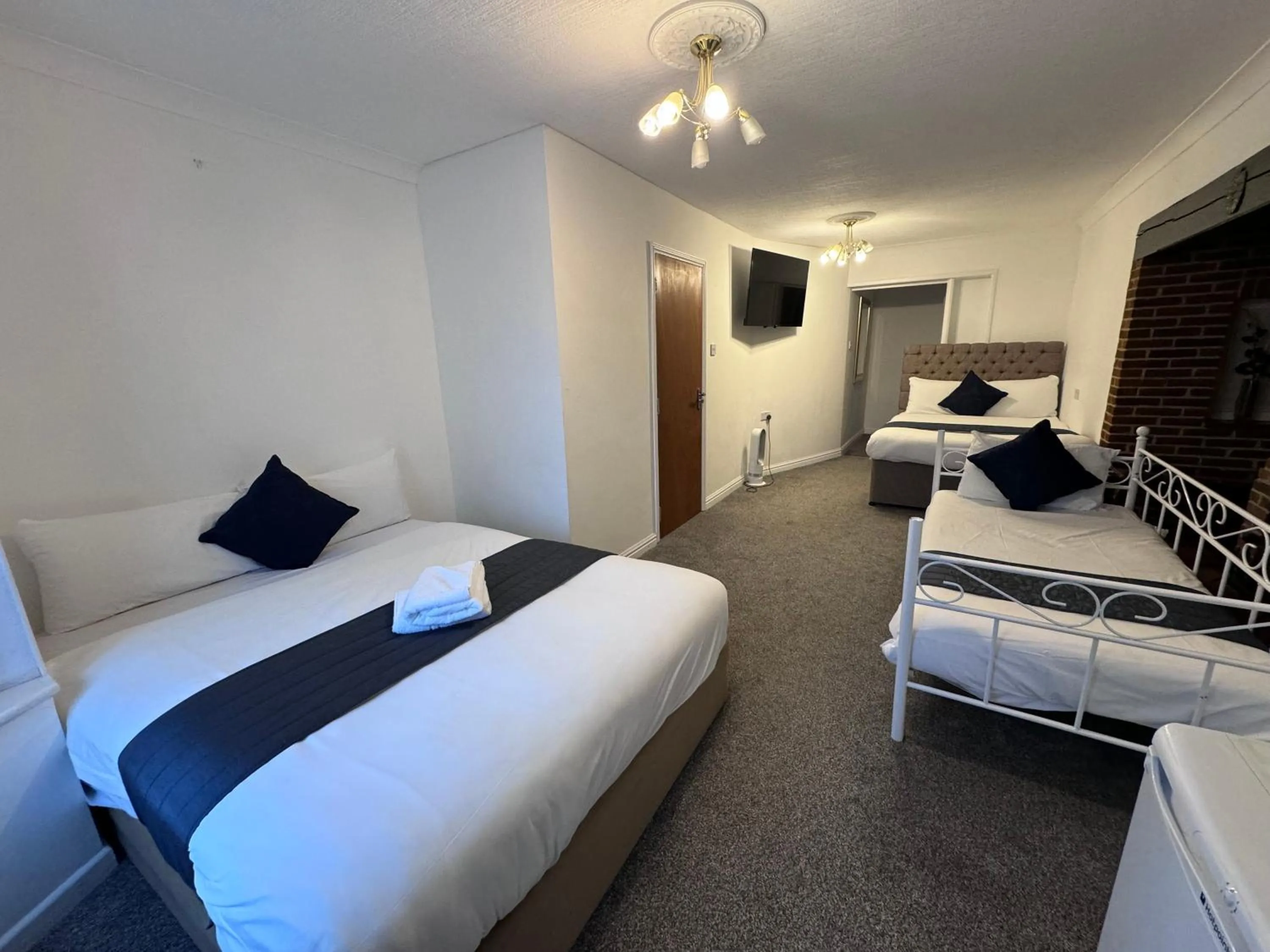 Bed in All Seasons Gatwick Guest House & Parking