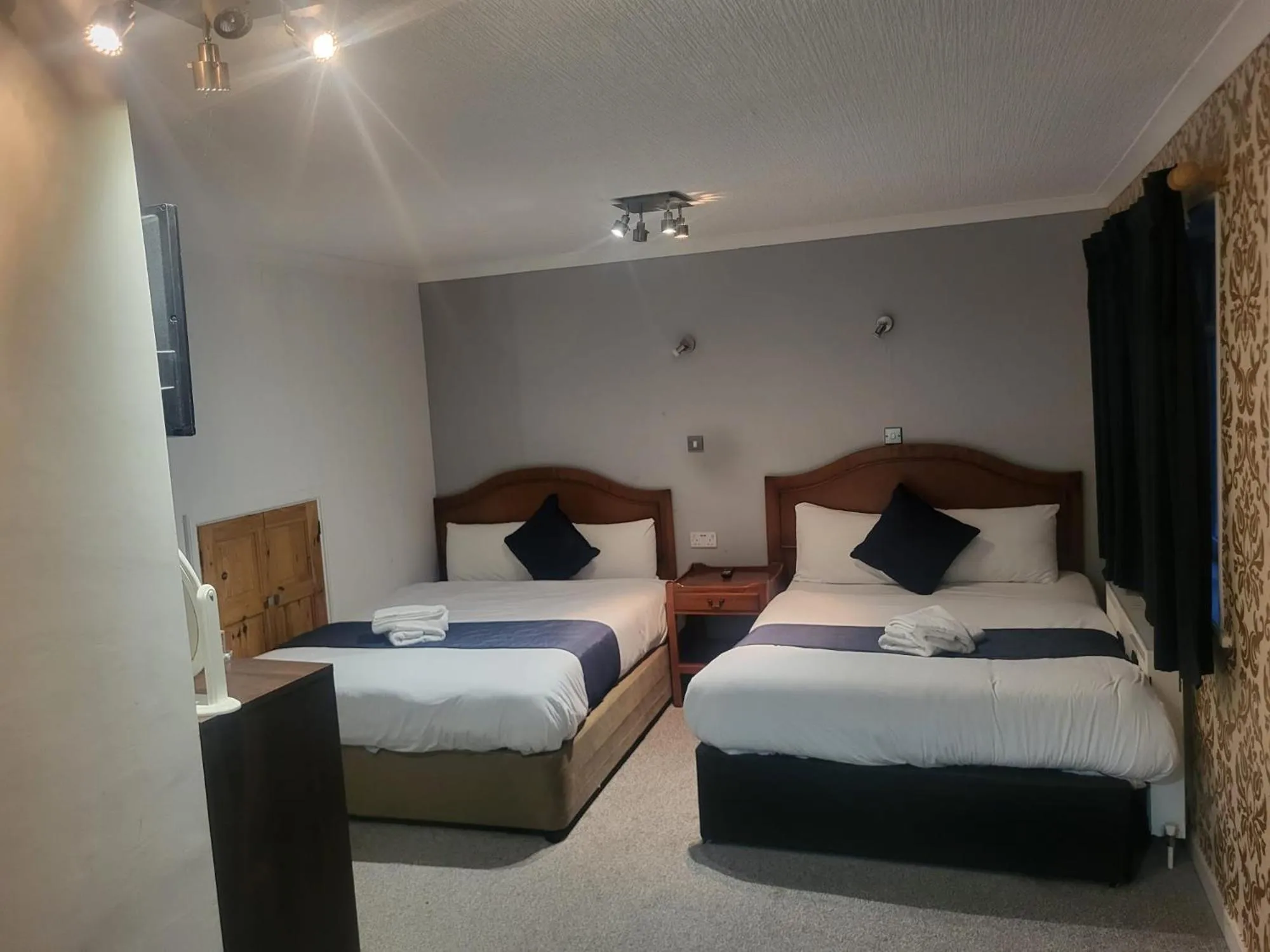 Bed in All Seasons Gatwick Guest House & Parking