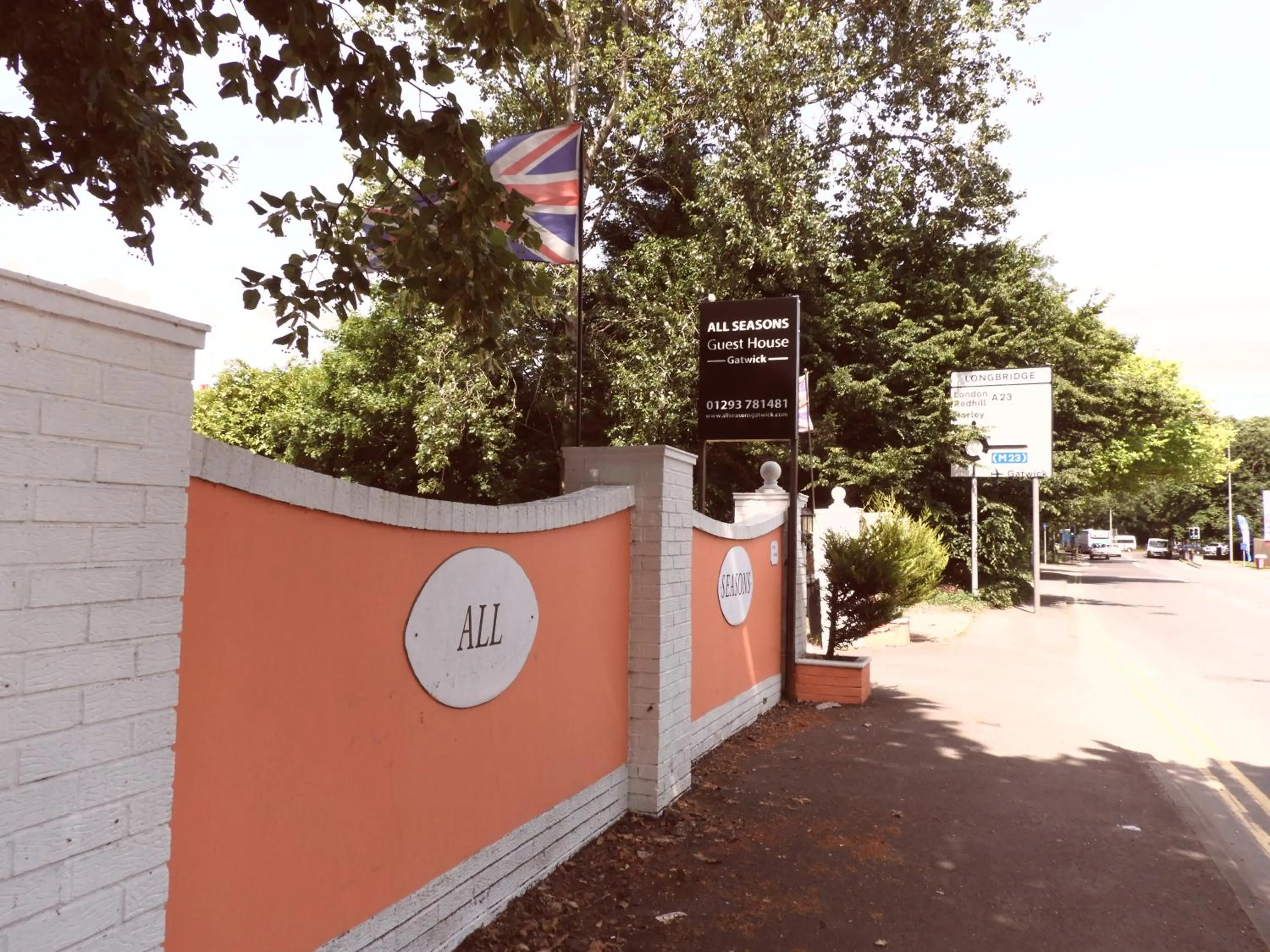 Neighbourhood in All Seasons Gatwick Guest House & Parking